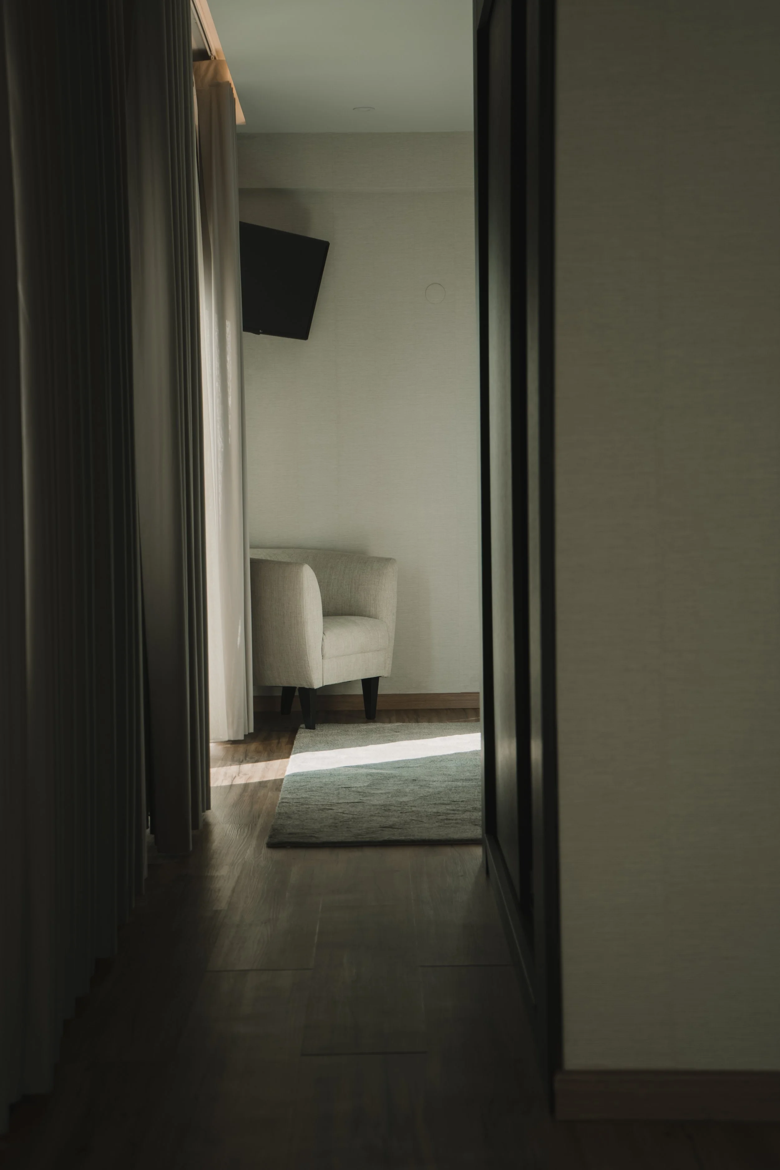 Imagem de behind the scenes de uma produção audiovisual para hotel em Setúbal, Portugal, destacando o ambiente e a hospitalidade local em colaboração com a Beyond Focus Studios.