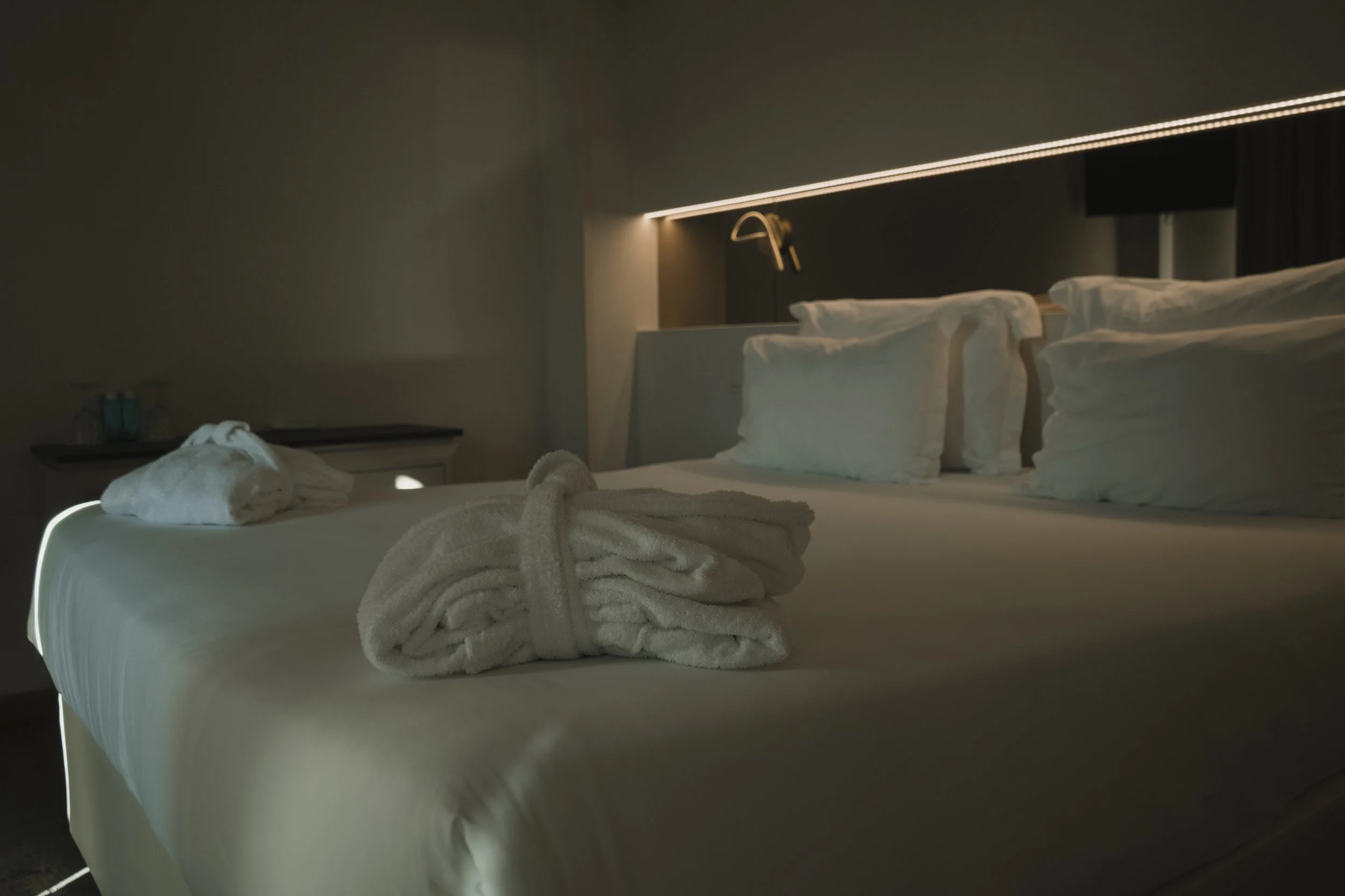 Imagem de behind the scenes de uma produção audiovisual para hotel em Setúbal, Portugal, destacando o ambiente e a hospitalidade local em colaboração com a Beyond Focus Studios.