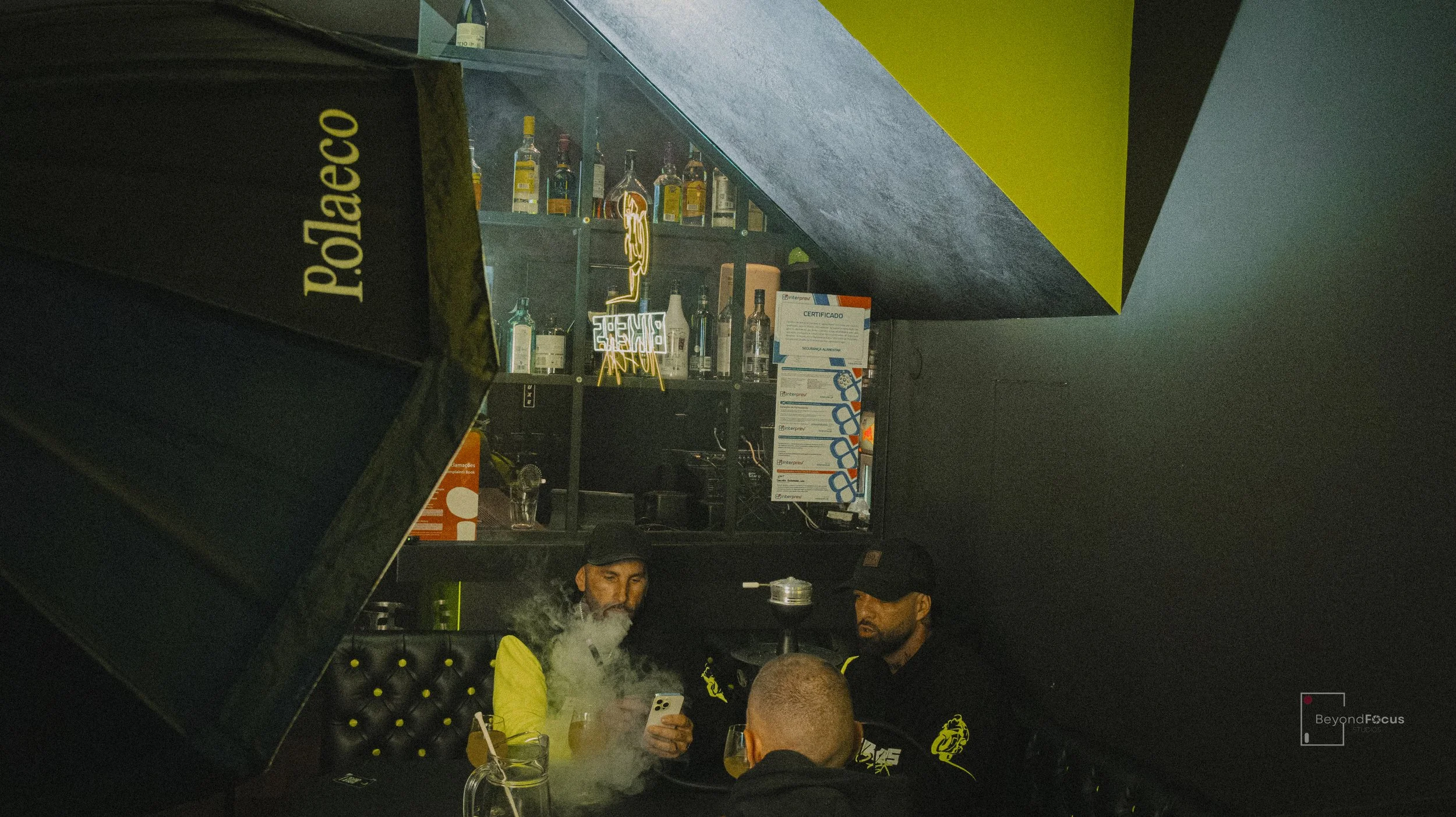 Imagem dos bastidores de produção audiovisual para uma loja de motas, capturando detalhes técnicos e criativos em colaboração com a Beyond Focus Studios.