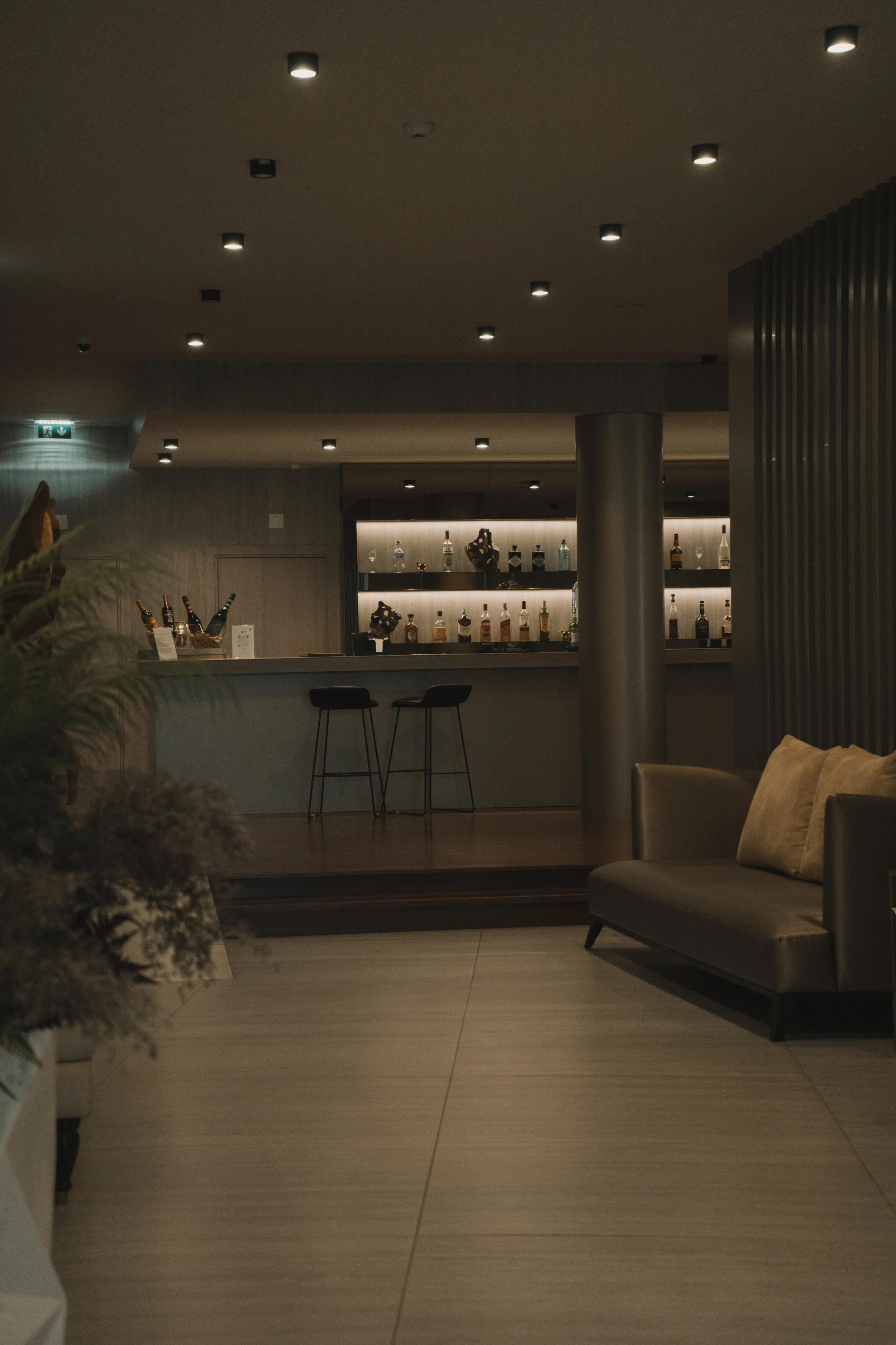 Imagem de behind the scenes de uma produção audiovisual para hotel em Setúbal, Portugal, destacando o ambiente e a hospitalidade local em colaboração com a Beyond Focus Studios.