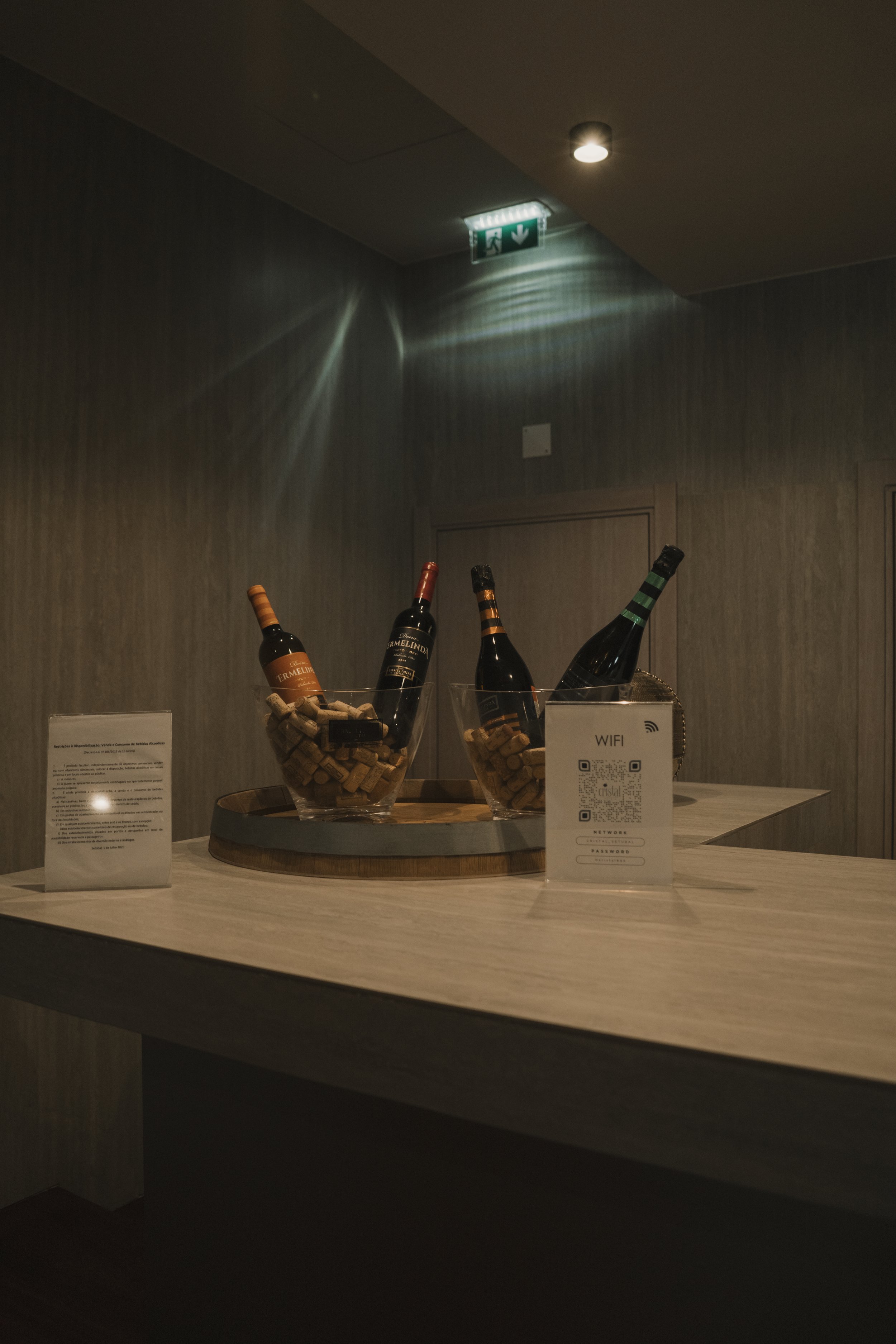 Imagem de behind the scenes de uma produção audiovisual para hotel em Setúbal, Portugal, destacando o ambiente e a hospitalidade local em colaboração com a Beyond Focus Studios.