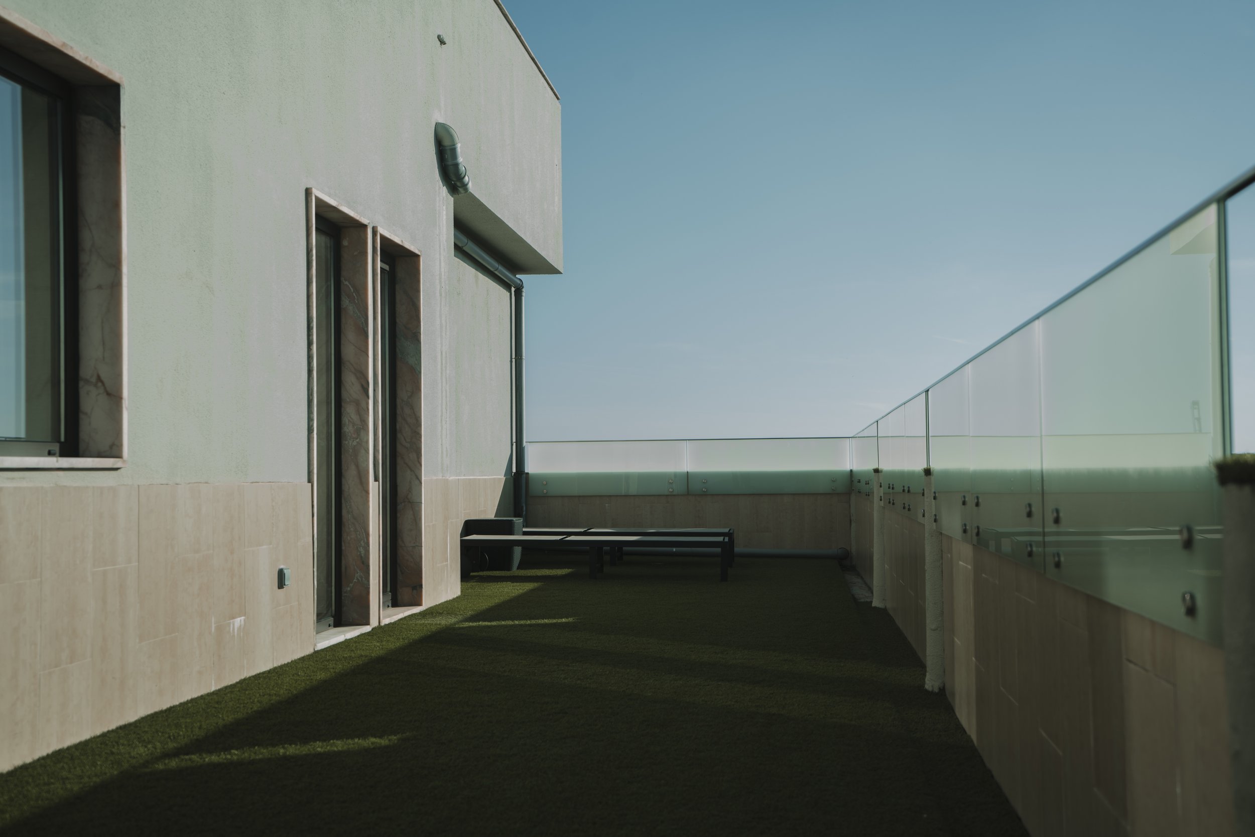 Imagem de behind the scenes de uma produção audiovisual para hotel em Setúbal, Portugal, destacando o ambiente e a hospitalidade local em colaboração com a Beyond Focus Studios.