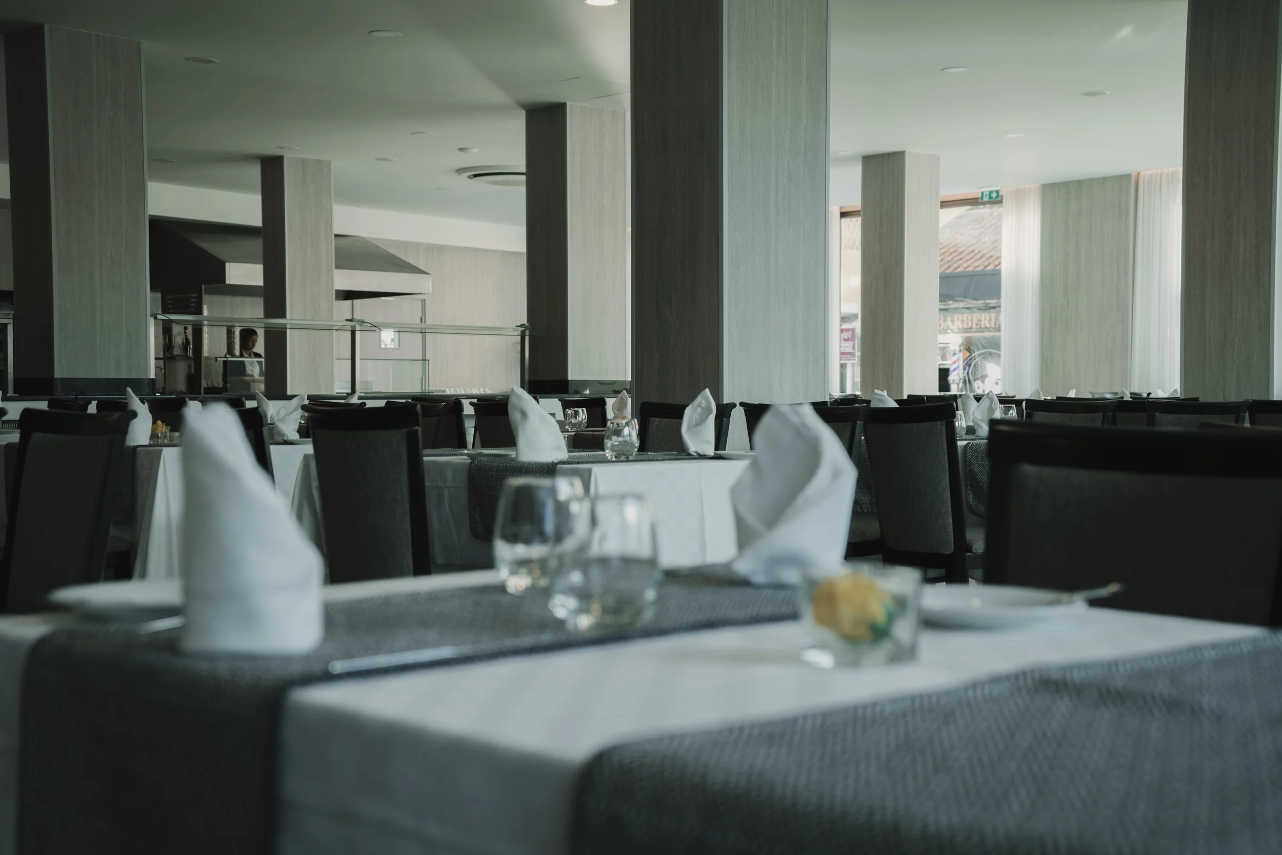 Imagem de behind the scenes de uma produção audiovisual para hotel em Setúbal, Portugal, destacando o ambiente e a hospitalidade local em colaboração com a Beyond Focus Studios.
