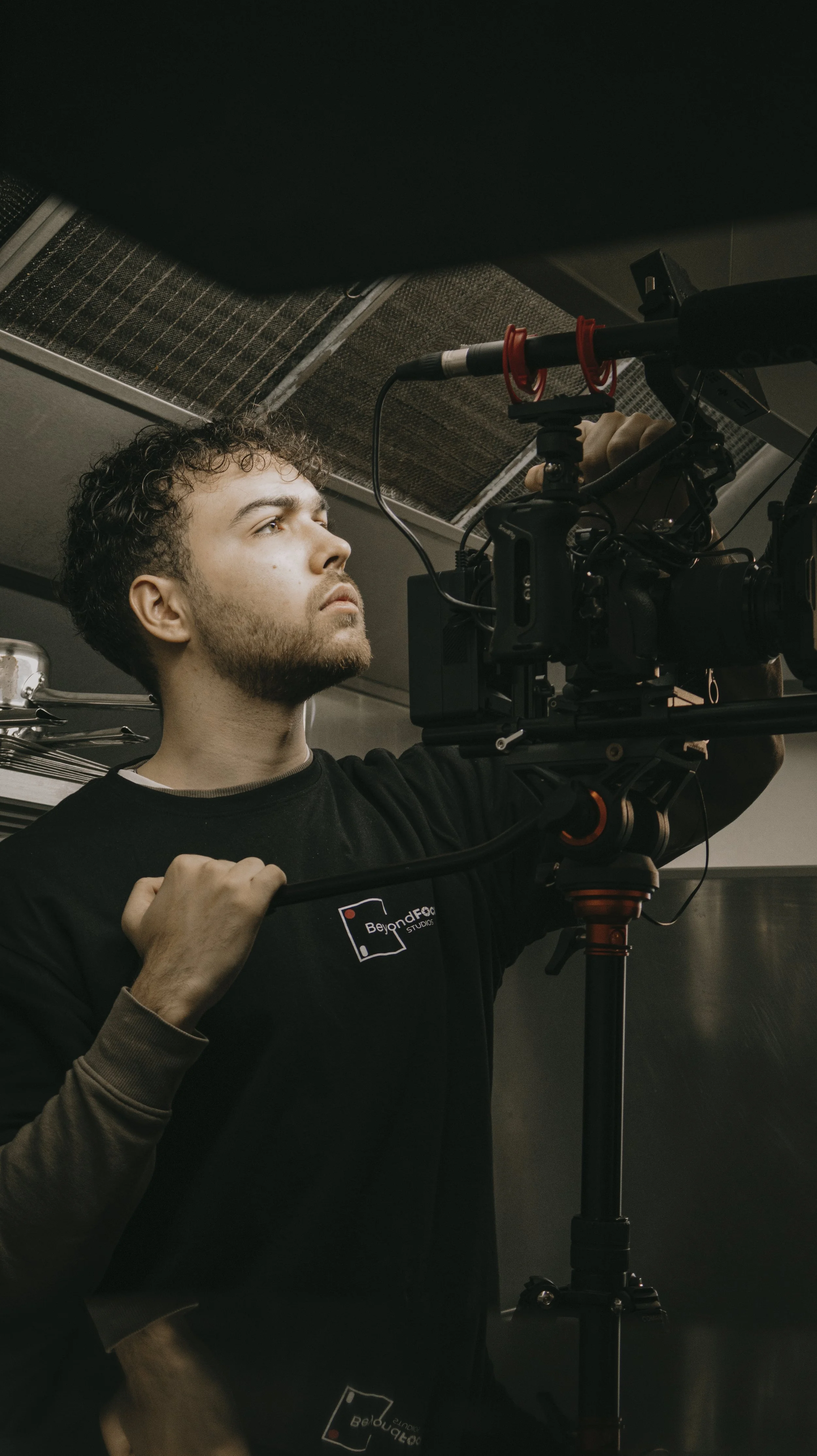 Homem operando uma câmera de filmagem em um ambiente interno