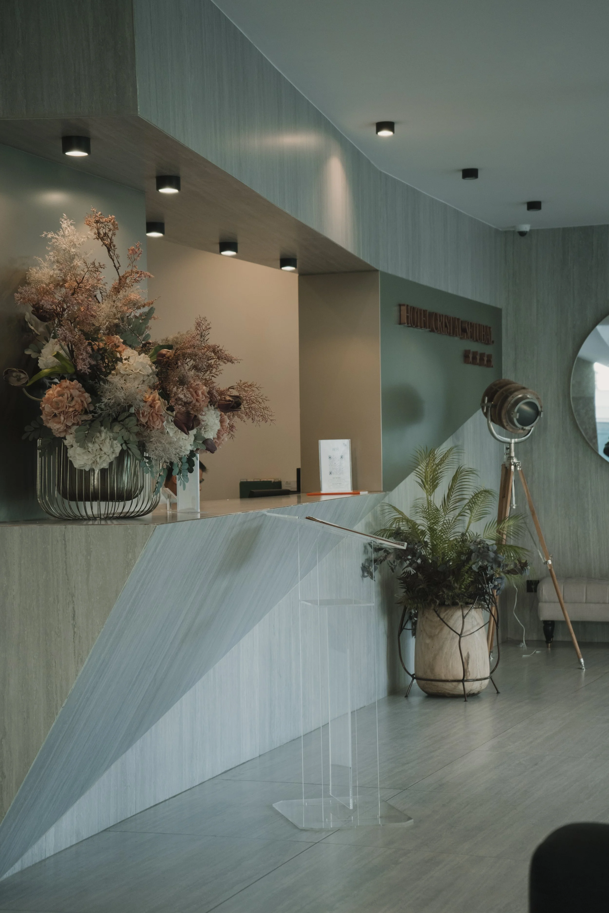 Imagem de behind the scenes de uma produção audiovisual para hotel em Setúbal, Portugal, destacando o ambiente e a hospitalidade local em colaboração com a Beyond Focus Studios.