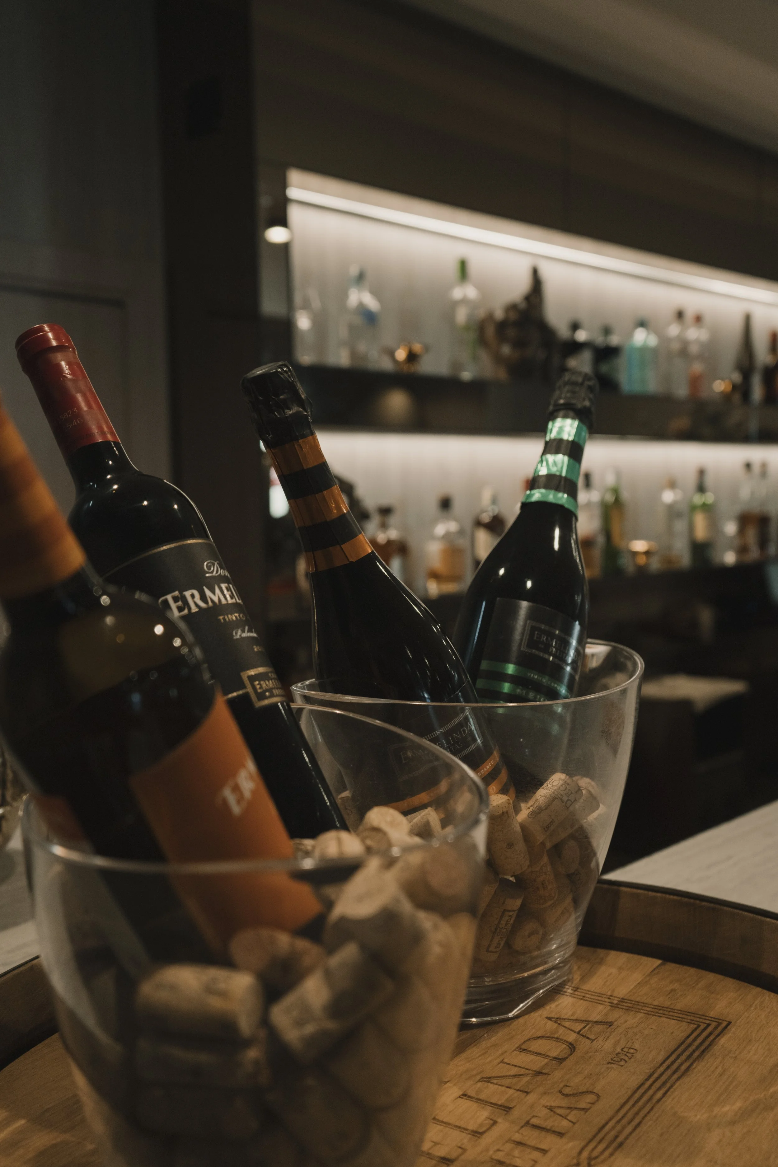 Imagem de behind the scenes de uma produção audiovisual para hotel em Setúbal, Portugal, destacando o ambiente e a hospitalidade local em colaboração com a Beyond Focus Studios.
