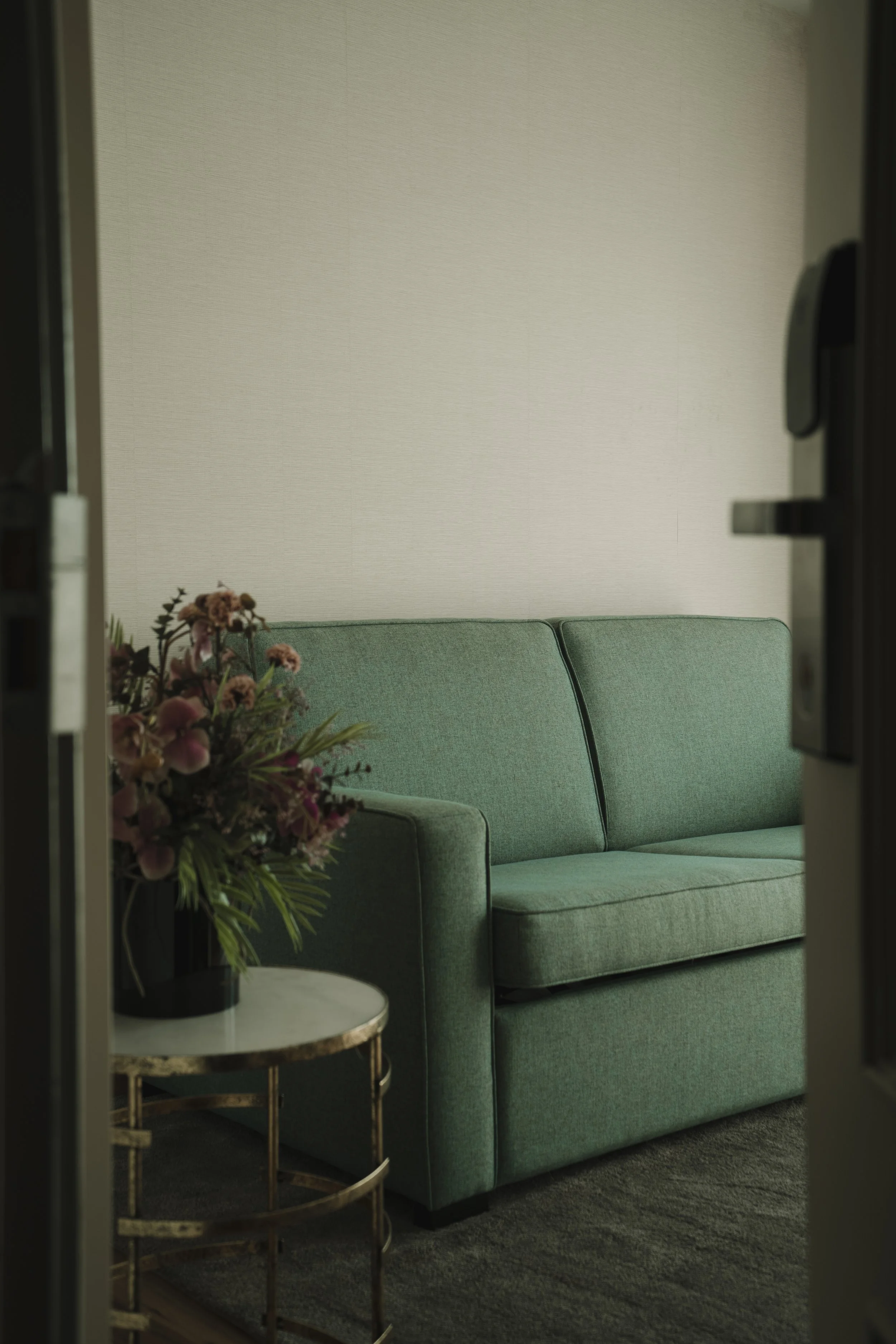 Imagem de behind the scenes de uma produção audiovisual para hotel em Setúbal, Portugal, destacando o ambiente e a hospitalidade local em colaboração com a Beyond Focus Studios.