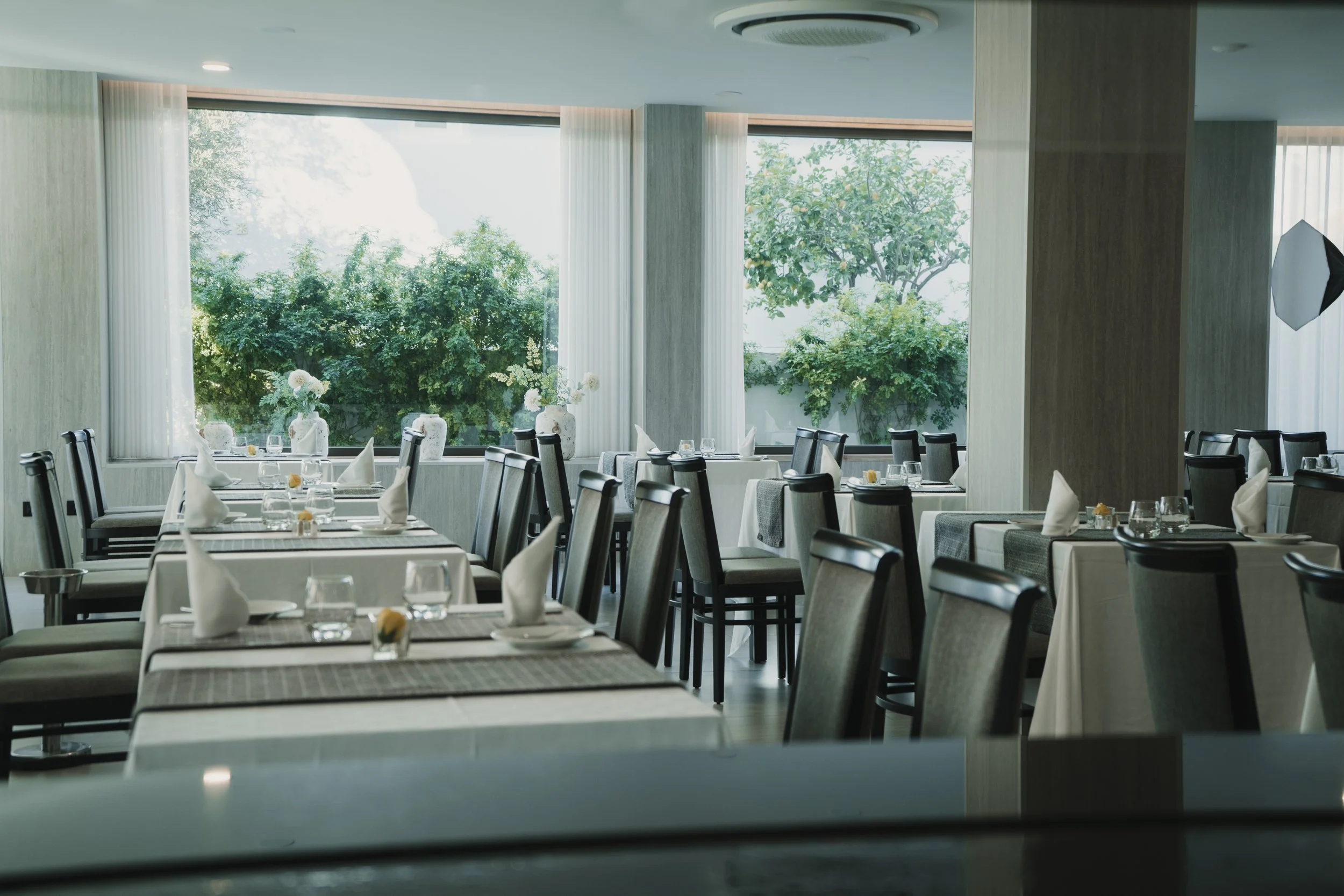 Imagem de behind the scenes de uma produção audiovisual para hotel em Setúbal, Portugal, destacando o ambiente e a hospitalidade local em colaboração com a Beyond Focus Studios.