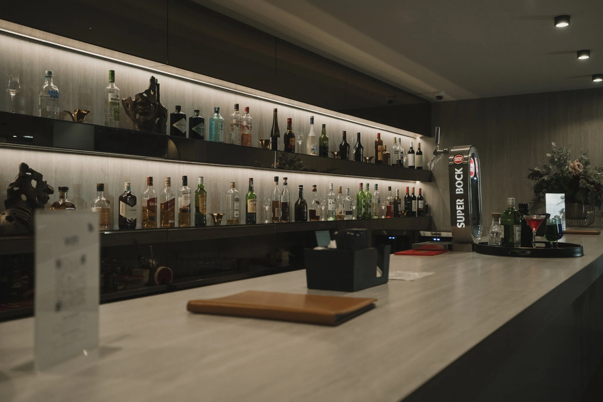 Imagem de behind the scenes de uma produção audiovisual para hotel em Setúbal, Portugal, destacando o ambiente e a hospitalidade local em colaboração com a Beyond Focus Studios.