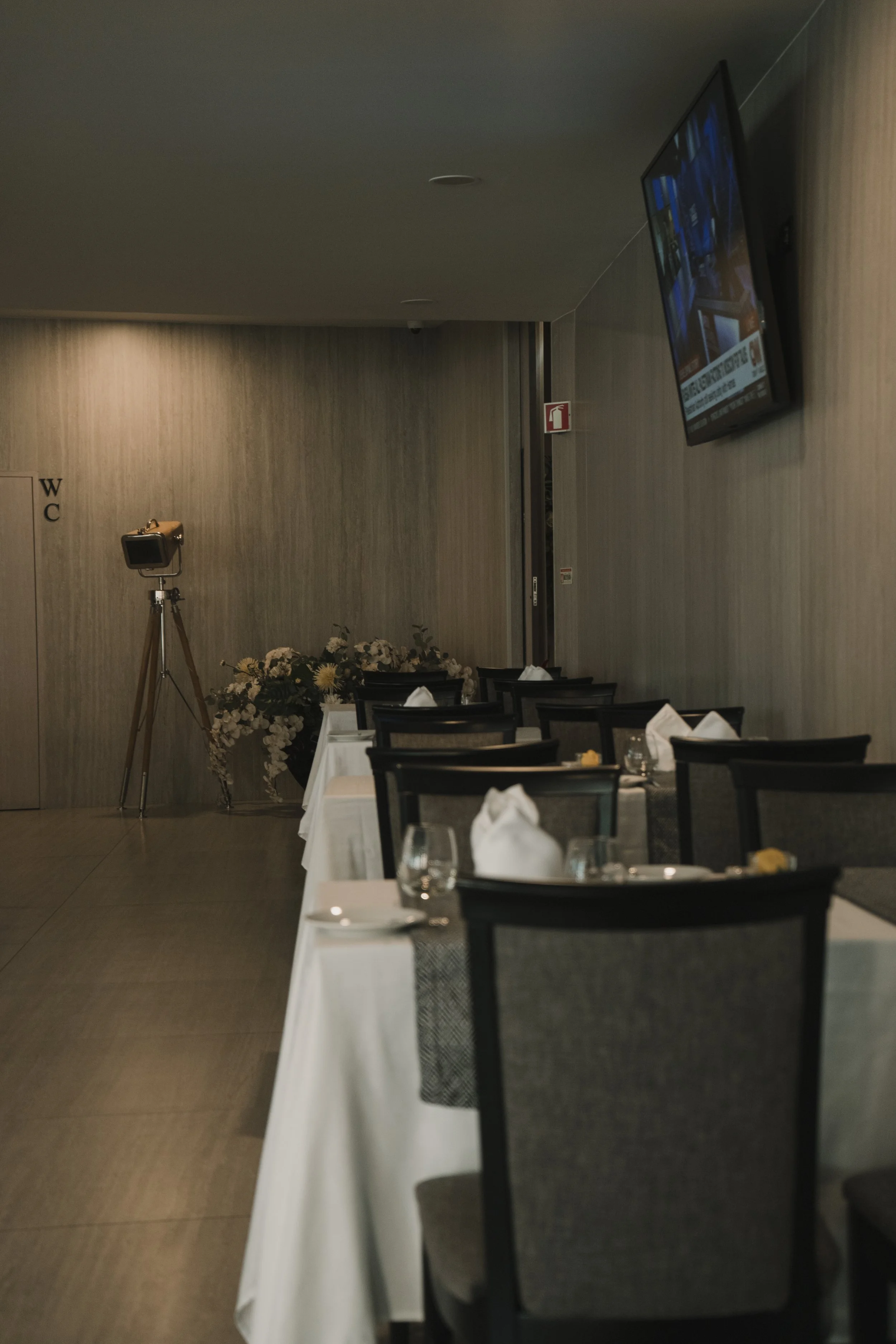 Imagem de behind the scenes de uma produção audiovisual para hotel em Setúbal, Portugal, destacando o ambiente e a hospitalidade local em colaboração com a Beyond Focus Studios.
