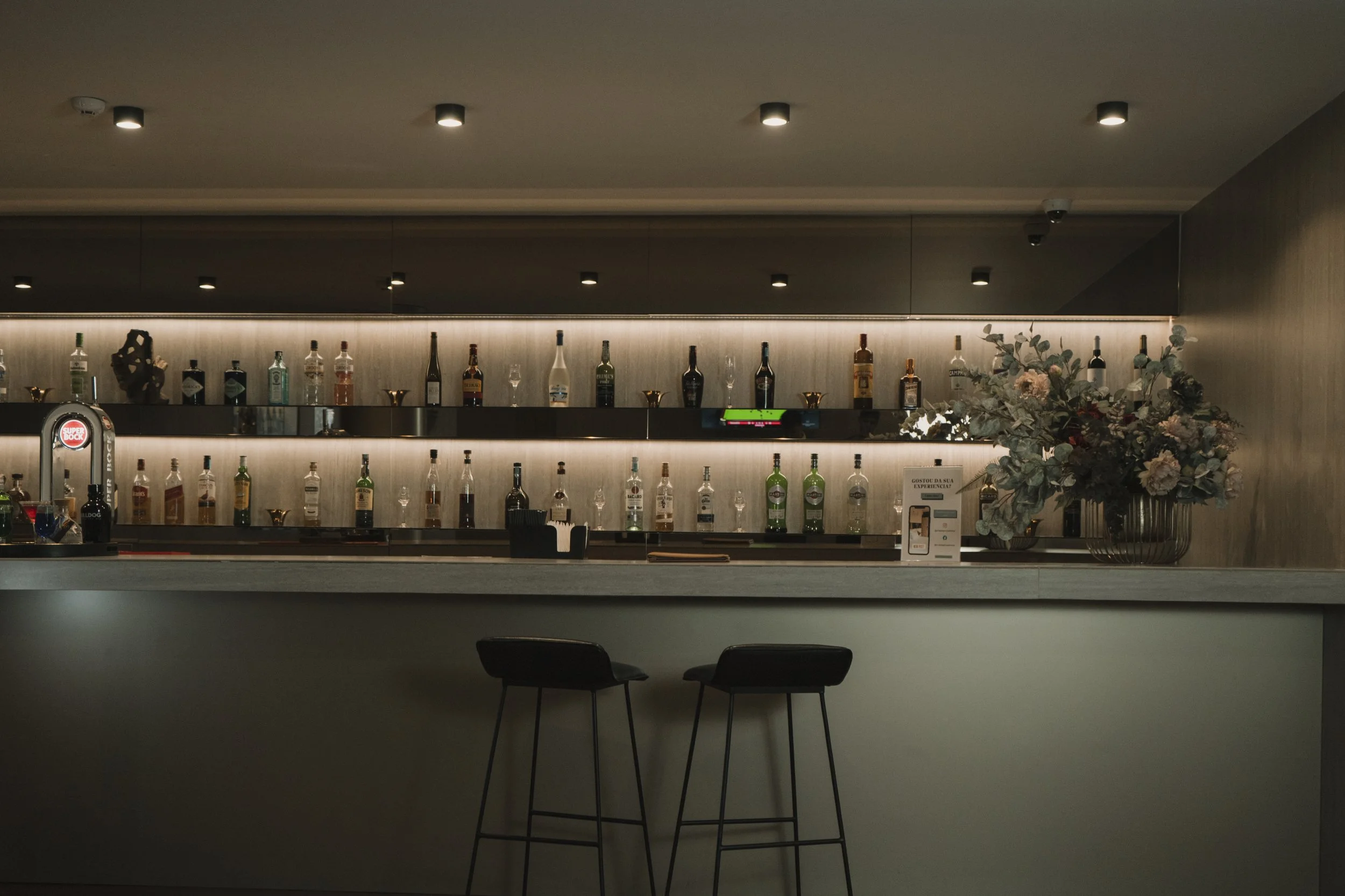 Imagem de behind the scenes de uma produção audiovisual para hotel em Setúbal, Portugal, destacando o ambiente e a hospitalidade local em colaboração com a Beyond Focus Studios.