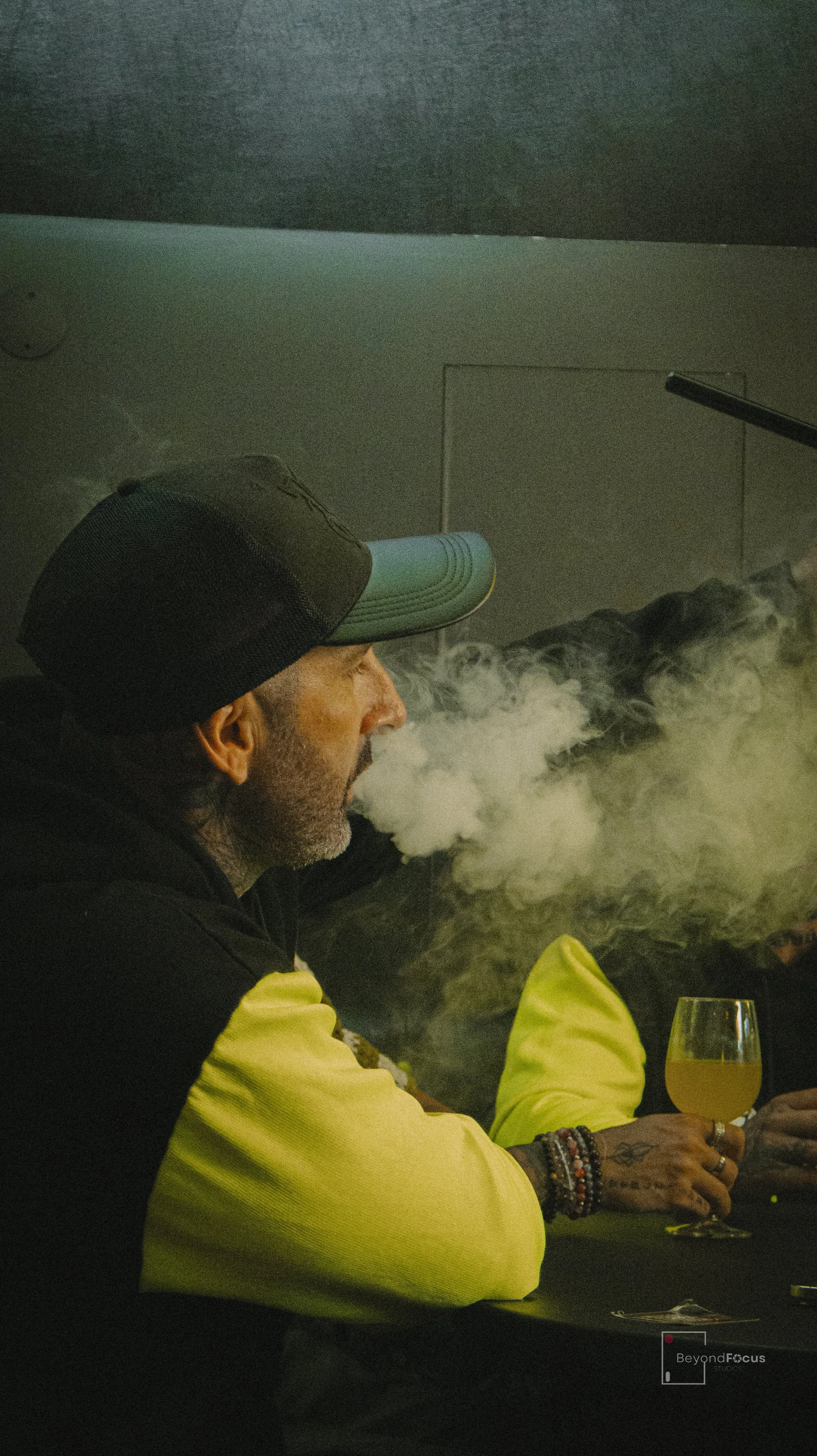 Imagem dos bastidores de produção audiovisual para uma loja de motas, capturando detalhes técnicos e criativos em colaboração com a Beyond Focus Studios.