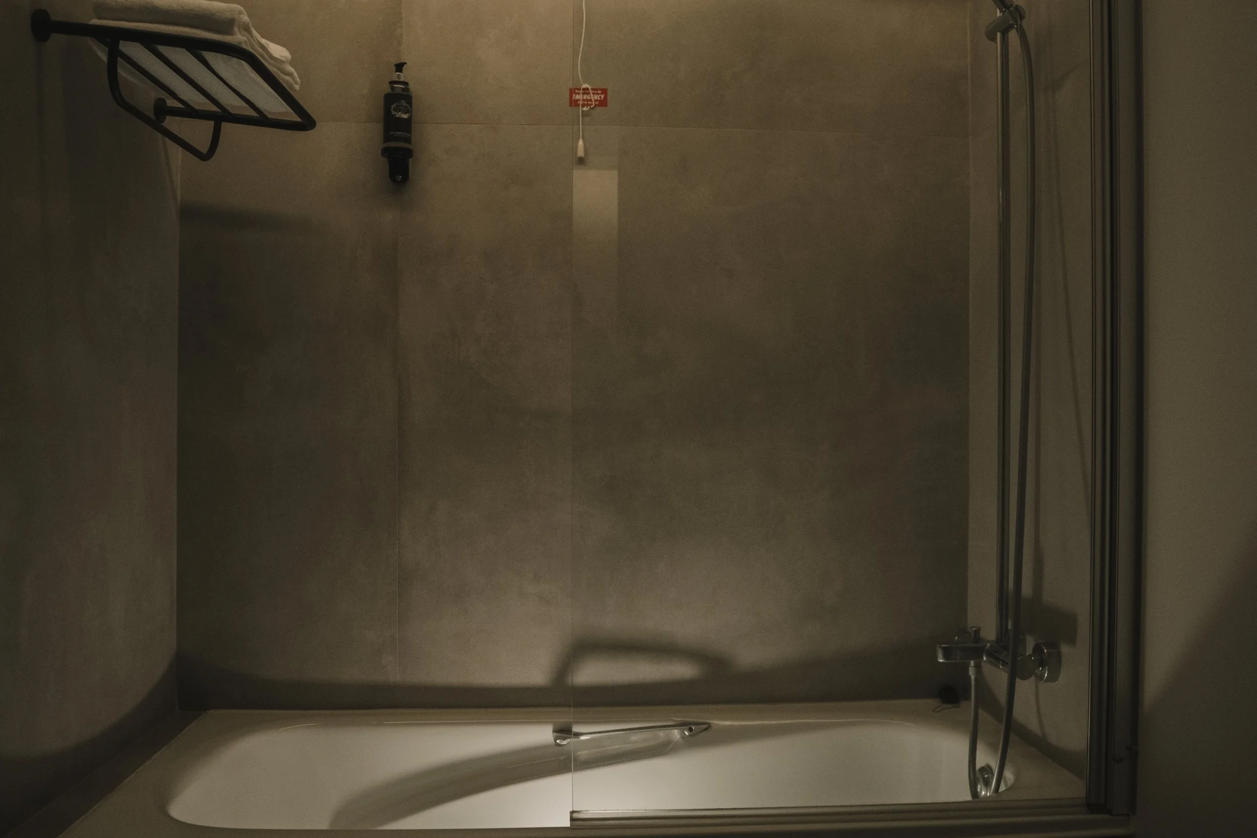 Imagem de behind the scenes de uma produção audiovisual para hotel em Setúbal, Portugal, destacando o ambiente e a hospitalidade local em colaboração com a Beyond Focus Studios.