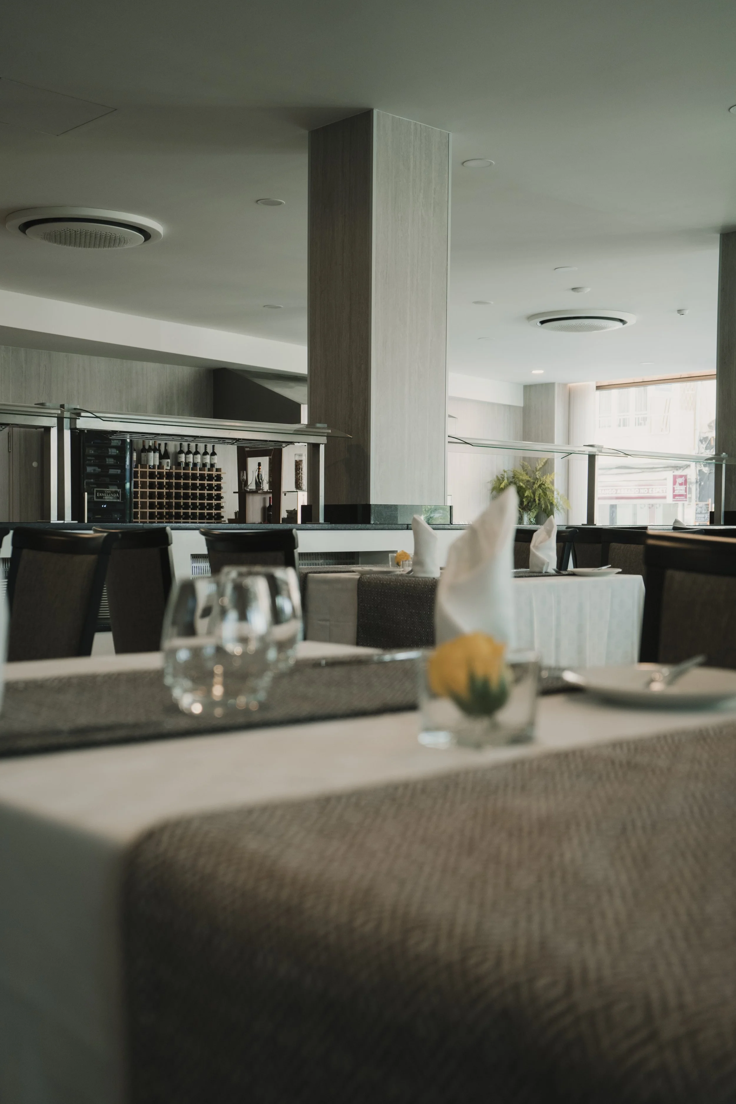 Imagem de behind the scenes de uma produção audiovisual para hotel em Setúbal, Portugal, destacando o ambiente e a hospitalidade local em colaboração com a Beyond Focus Studios.