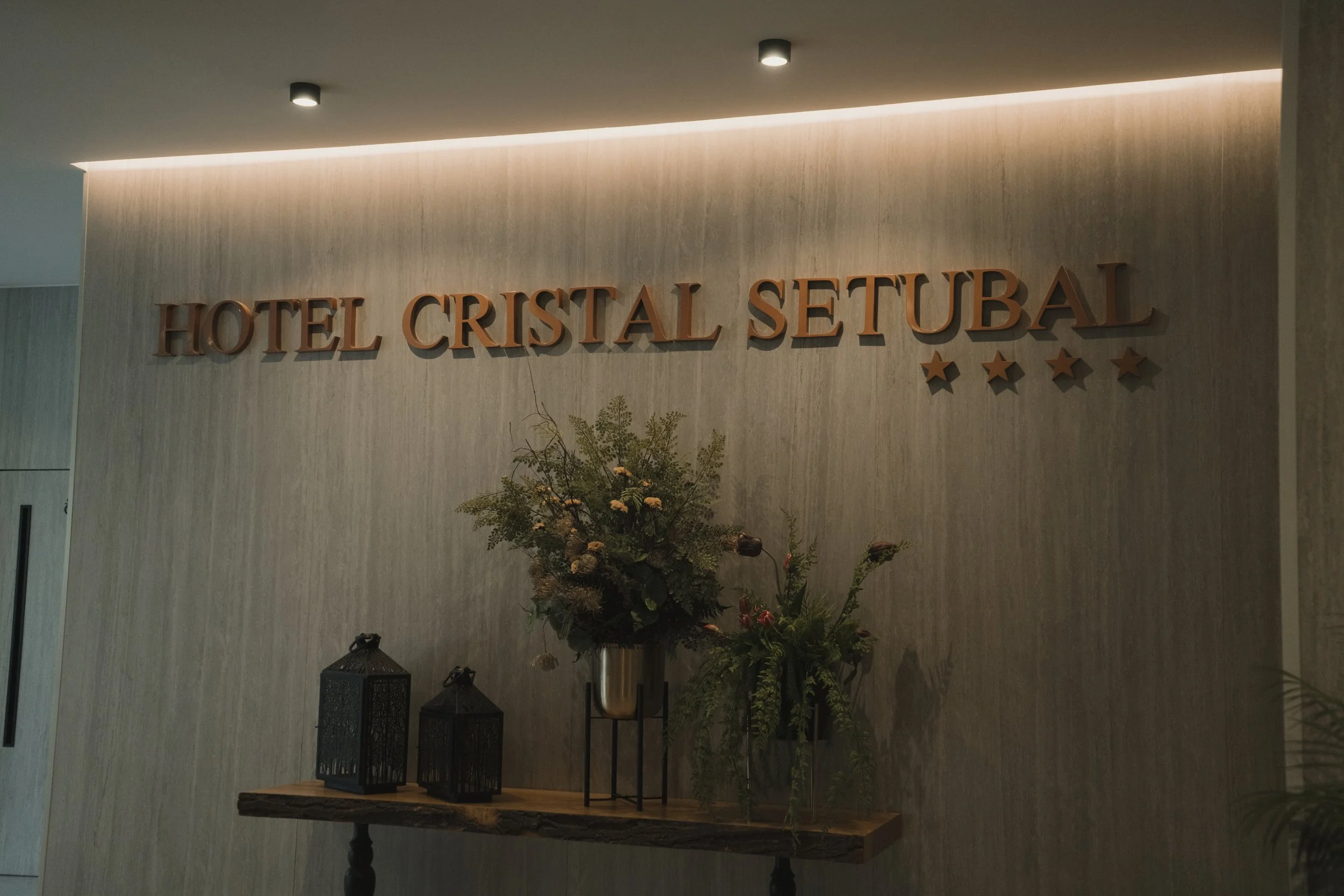 Imagem de behind the scenes de uma produção audiovisual para hotel em Setúbal, Portugal, destacando o ambiente e a hospitalidade local em colaboração com a Beyond Focus Studios.