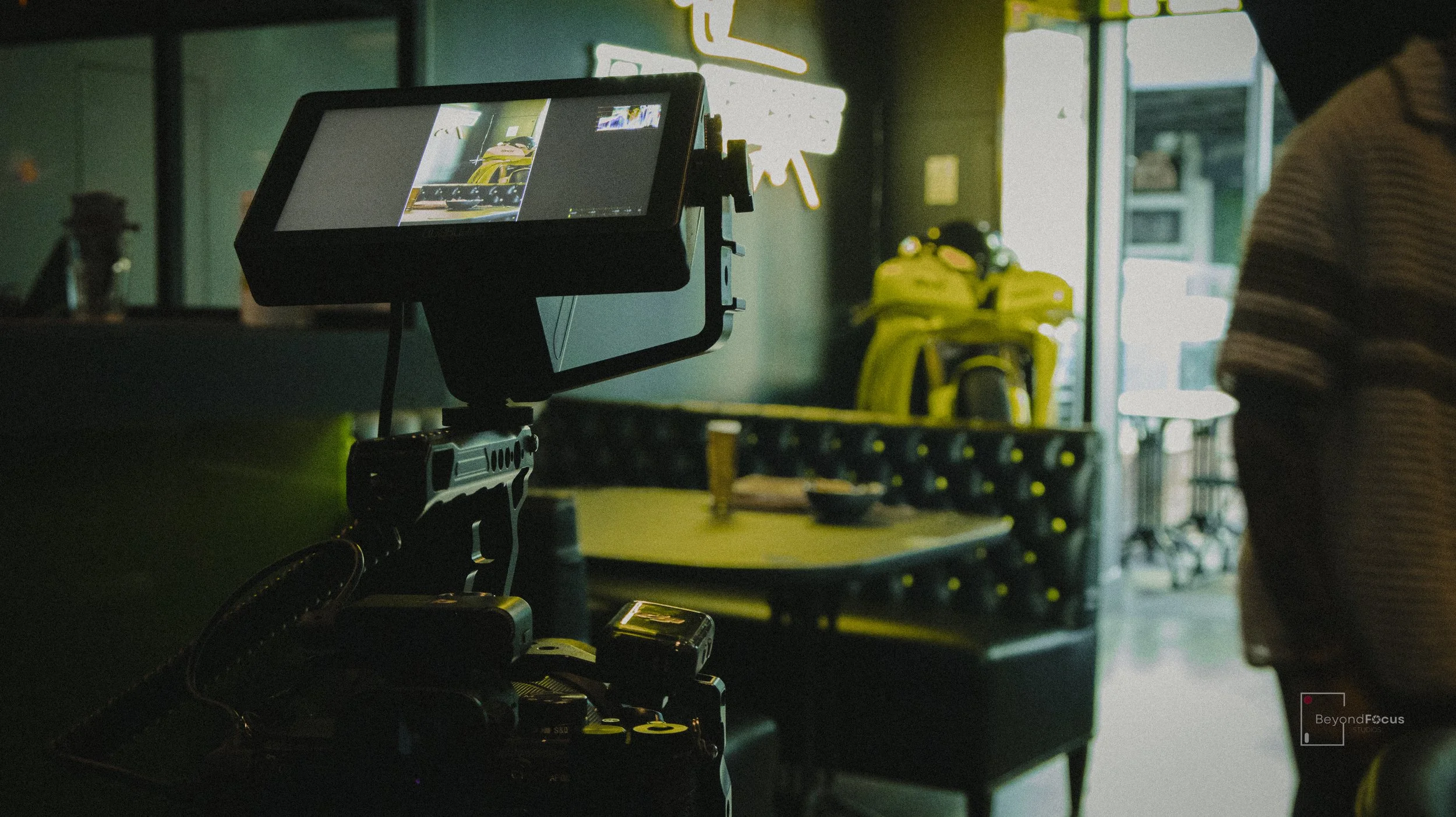 Imagem dos bastidores de produção audiovisual para uma loja de motas, capturando detalhes técnicos e criativos em colaboração com a Beyond Focus Studios.