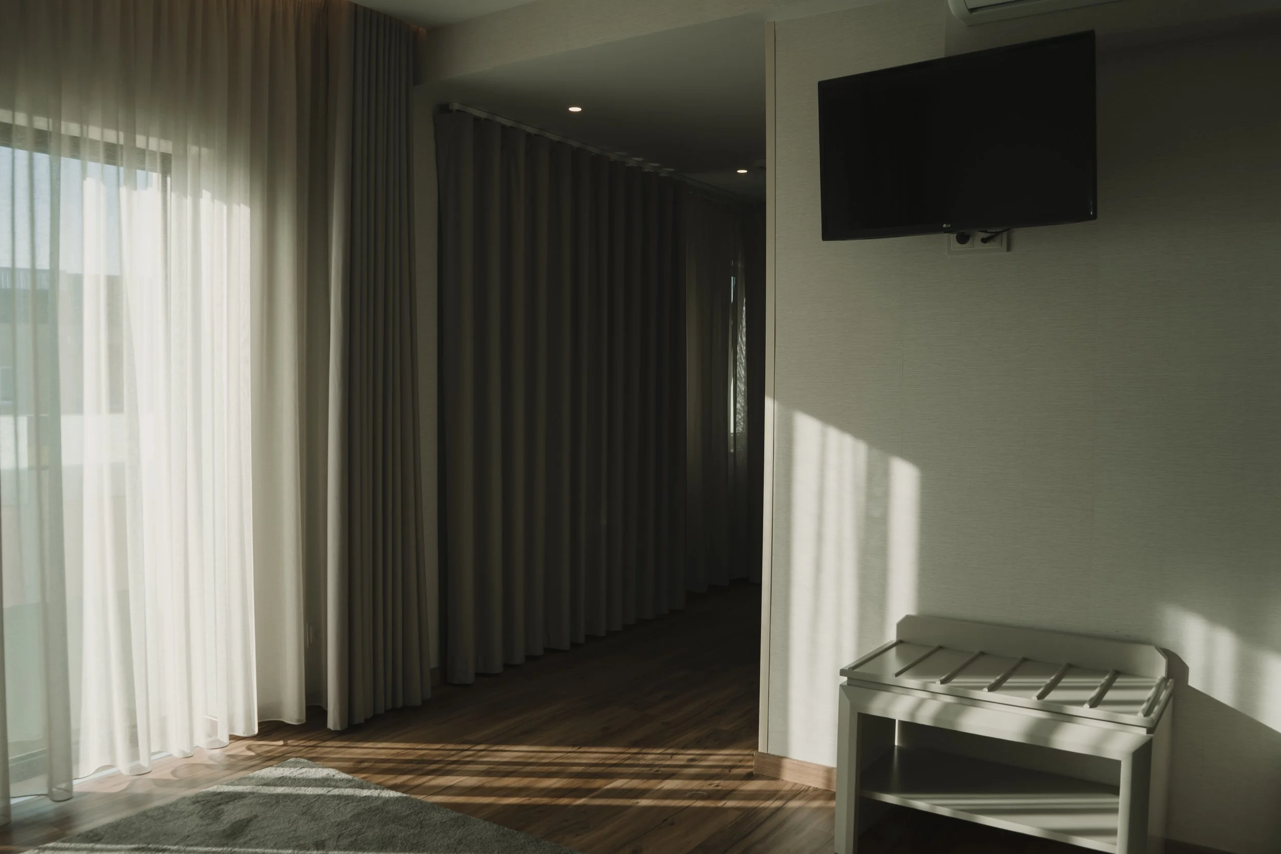 Imagem de behind the scenes de uma produção audiovisual para hotel em Setúbal, Portugal, destacando o ambiente e a hospitalidade local em colaboração com a Beyond Focus Studios.