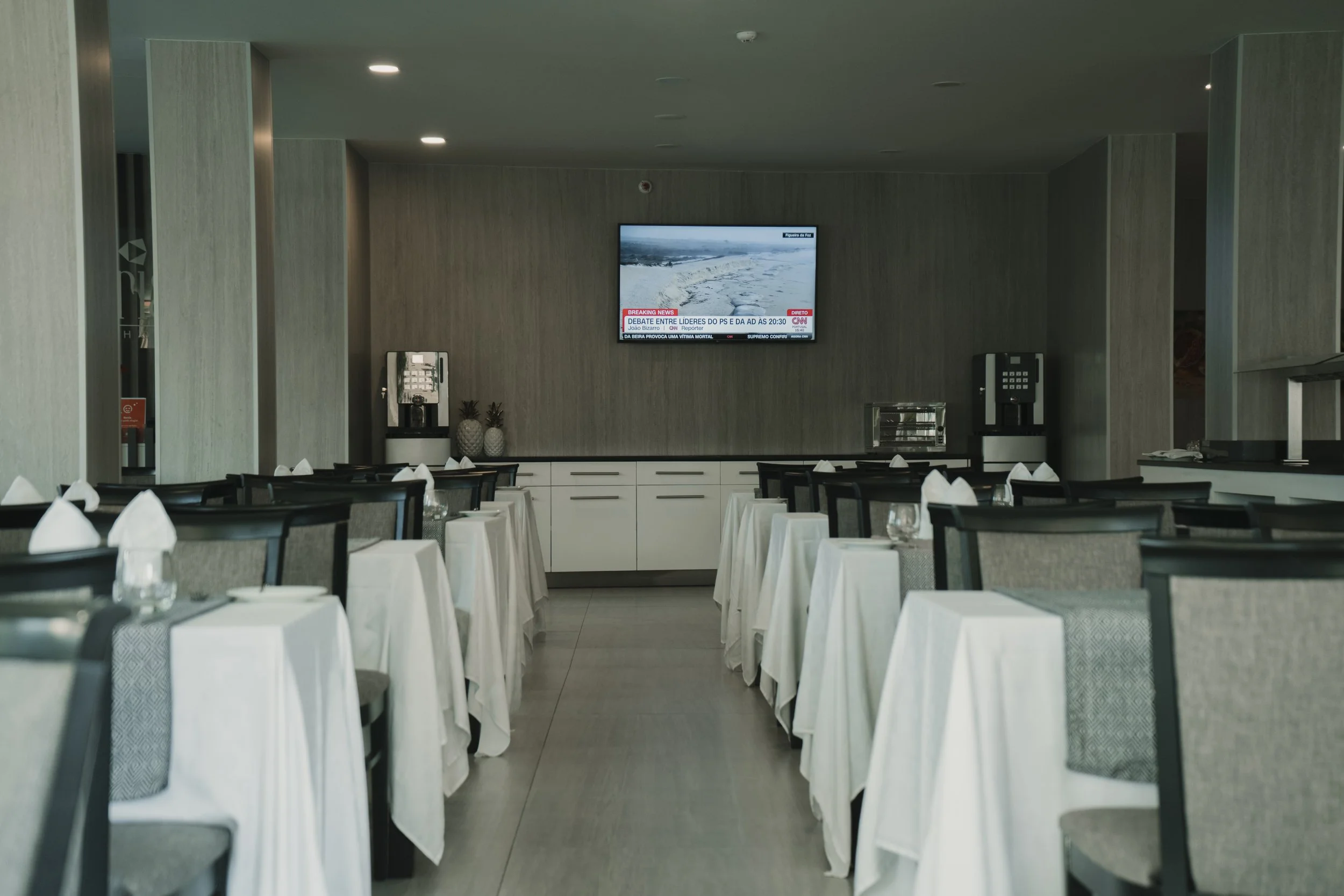 Imagem de behind the scenes de uma produção audiovisual para hotel em Setúbal, Portugal, destacando o ambiente e a hospitalidade local em colaboração com a Beyond Focus Studios.