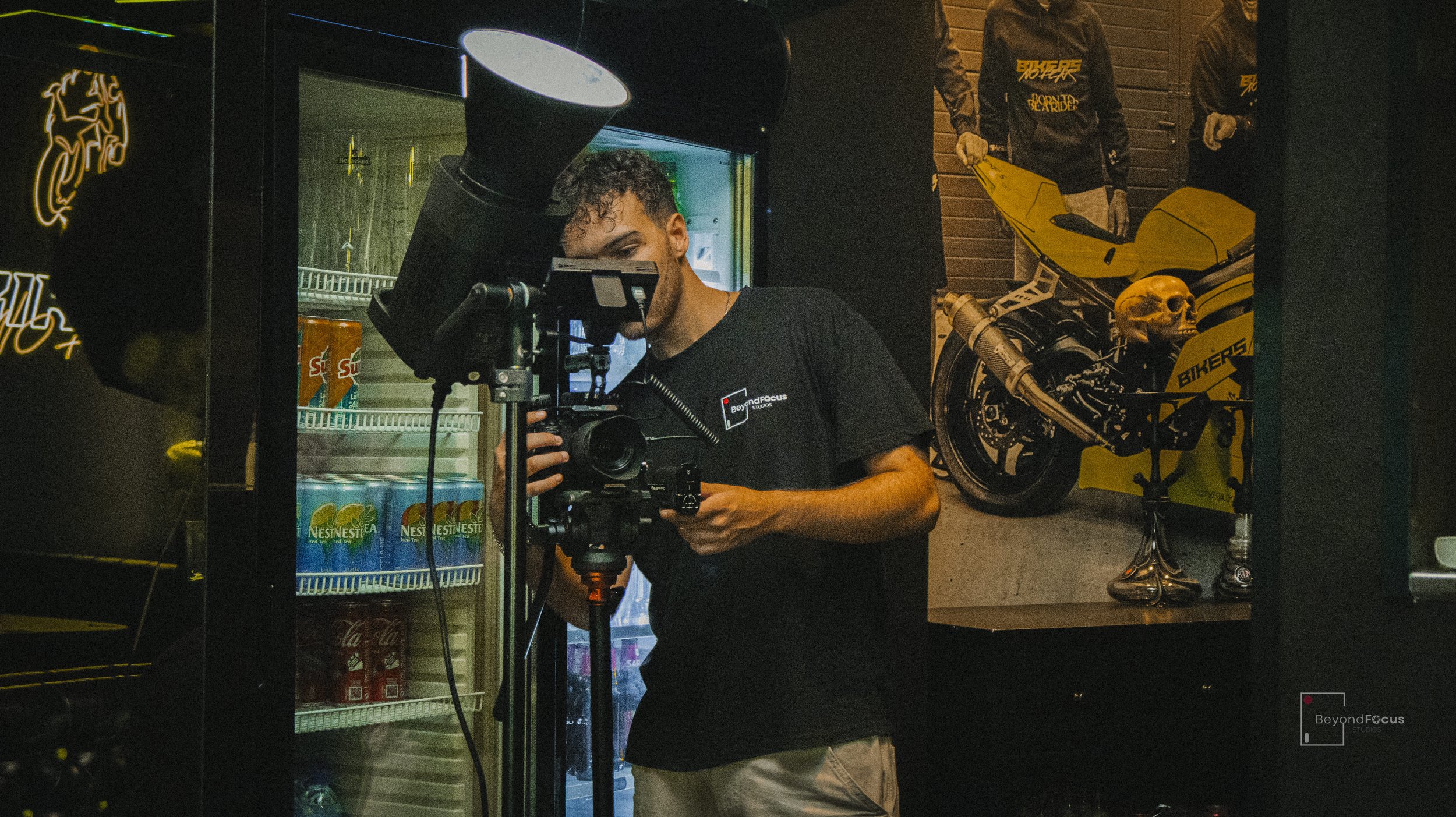 Imagem dos bastidores de produção audiovisual para uma loja de motas, capturando detalhes técnicos e criativos em colaboração com a Beyond Focus Studios.