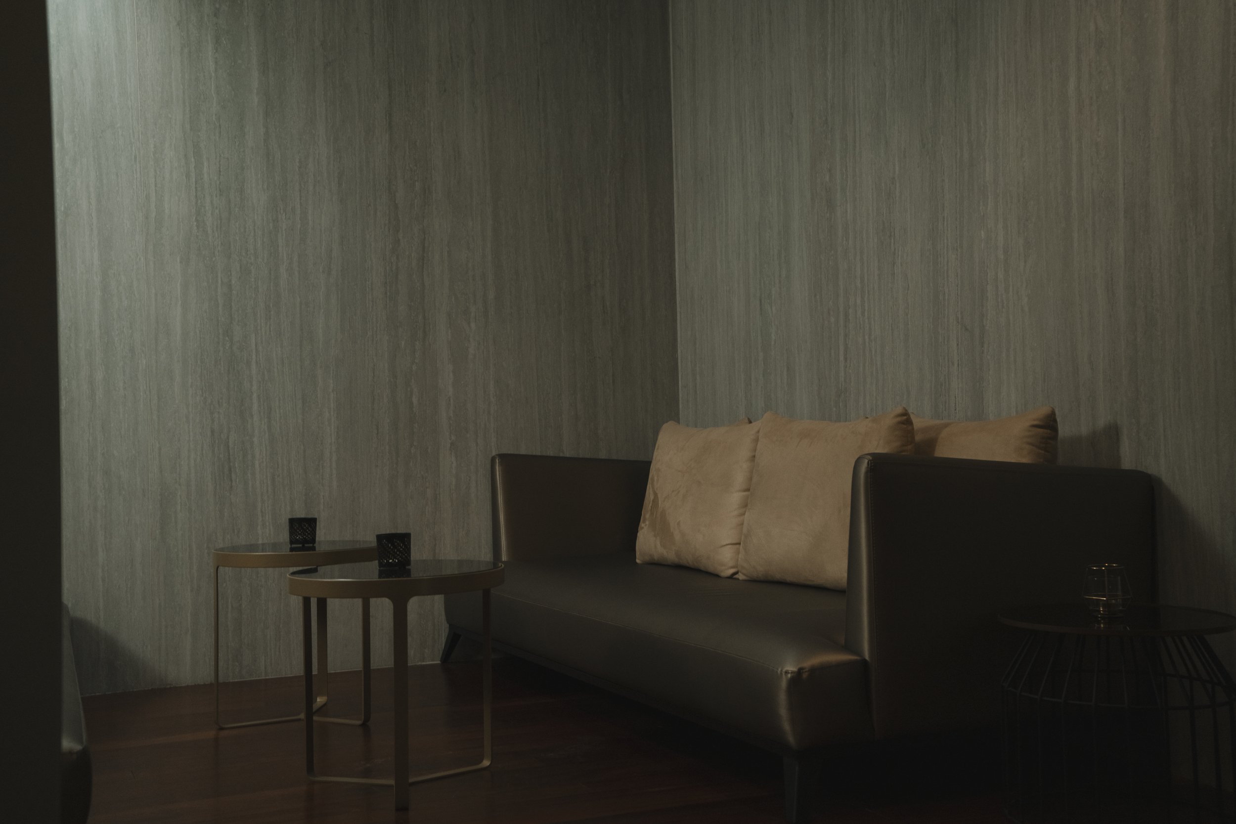 Imagem de behind the scenes de uma produção audiovisual para hotel em Setúbal, Portugal, destacando o ambiente e a hospitalidade local em colaboração com a Beyond Focus Studios.
