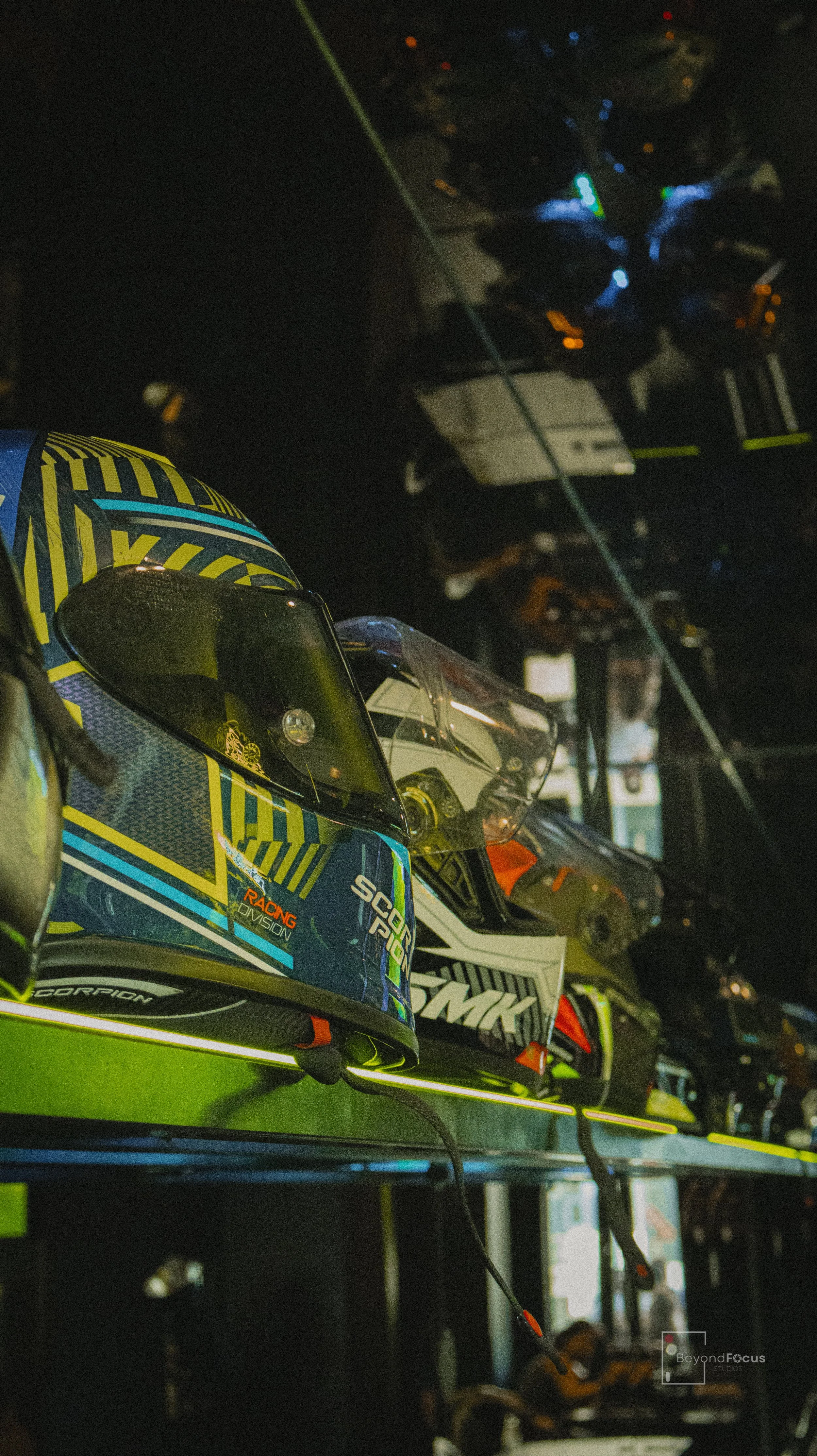 Imagem dos bastidores de produção audiovisual para uma loja de motas, capturando detalhes técnicos e criativos em colaboração com a Beyond Focus Studios.