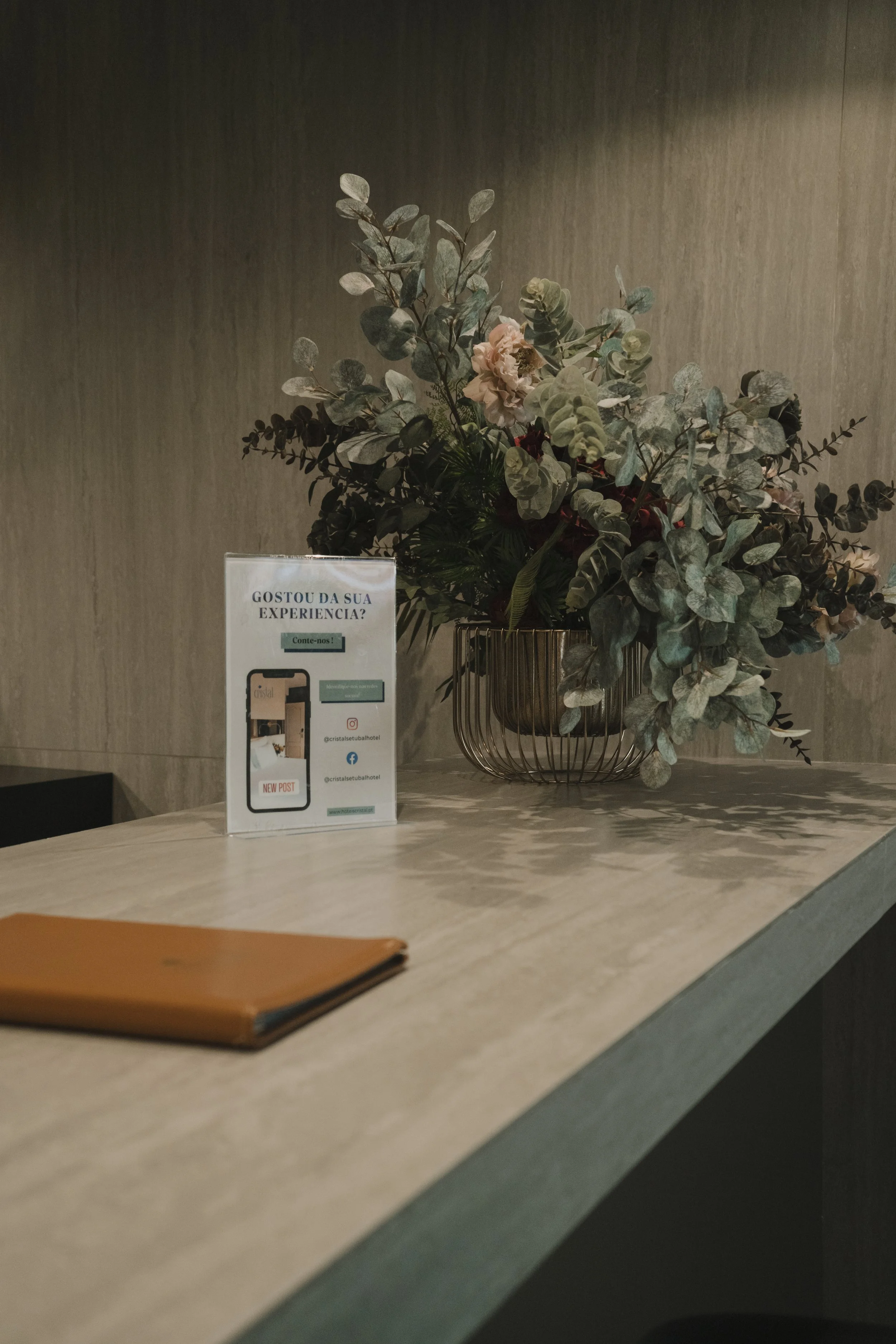 Imagem de behind the scenes de uma produção audiovisual para hotel em Setúbal, Portugal, destacando o ambiente e a hospitalidade local em colaboração com a Beyond Focus Studios.