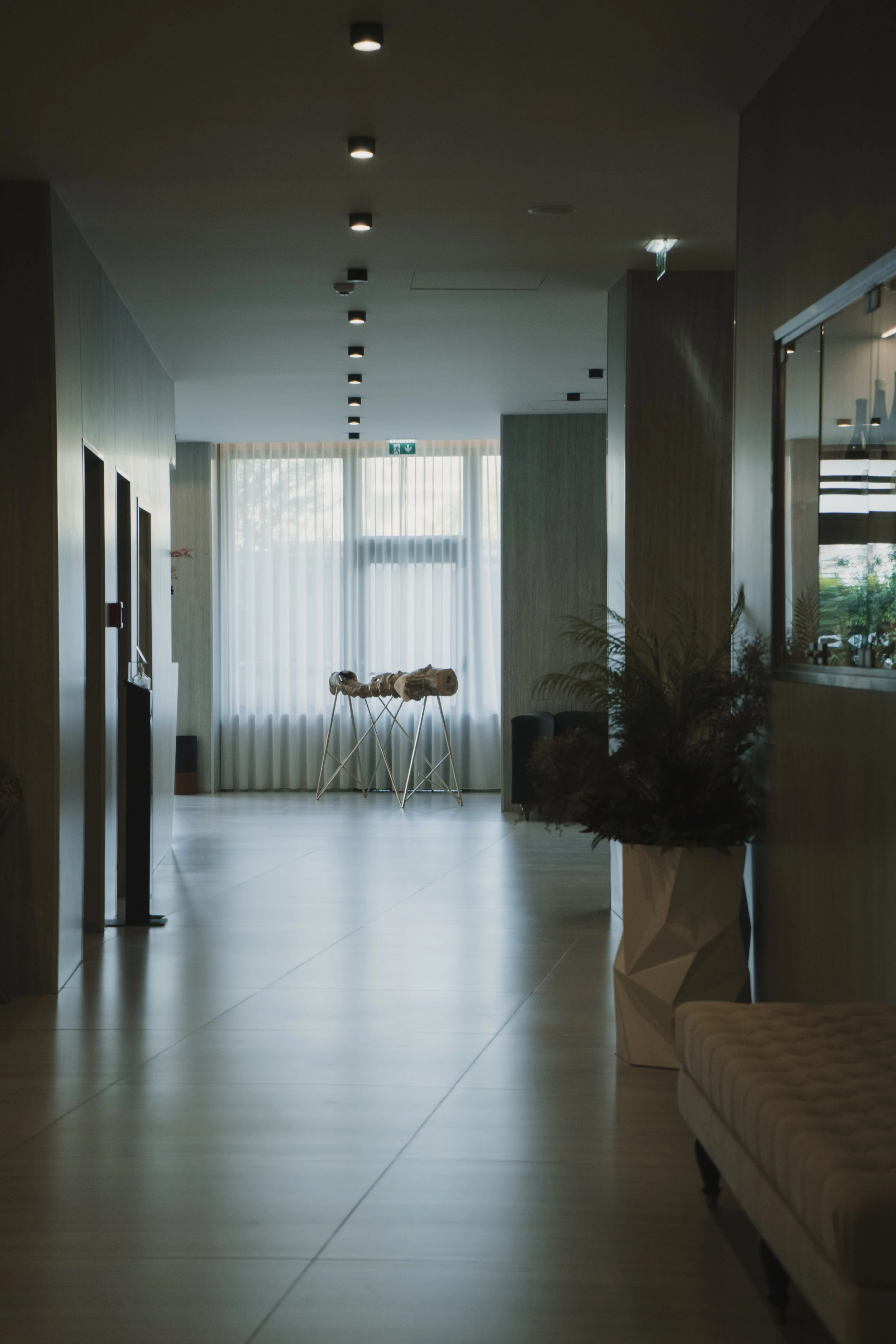 Imagem de behind the scenes de uma produção audiovisual para hotel em Setúbal, Portugal, destacando o ambiente e a hospitalidade local em colaboração com a Beyond Focus Studios.