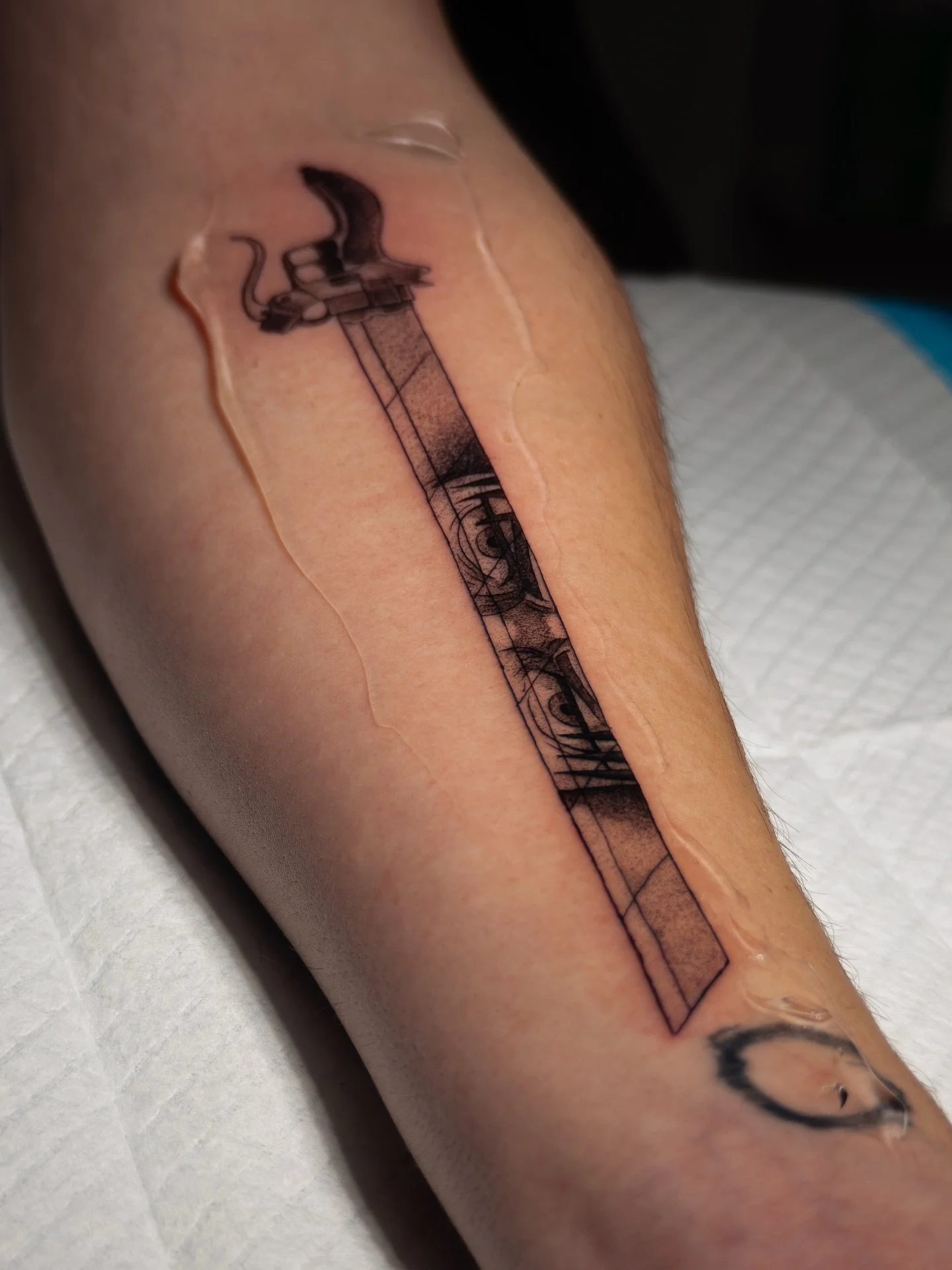 Levi&rsquo;s blades aren&rsquo;t just swords &mdash; they&rsquo;re a symbol of precision, speed, and humanity&rsquo;s fight against overwhelming odds 🗡️💥
.
✨ Comment &ldquo;Tattoo Me&rdquo; and I&rsquo;ll DM you the consultation link
.
Made with
@M