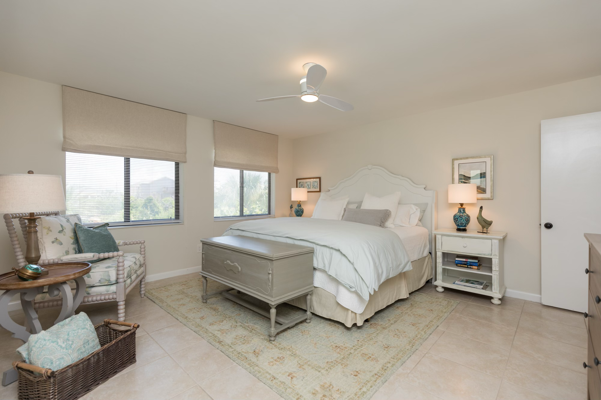 Master Bedroom (King bed)