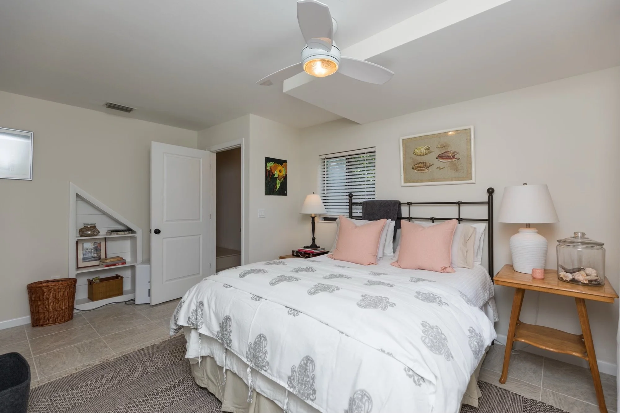 Downstairs bedroom (queen bed)