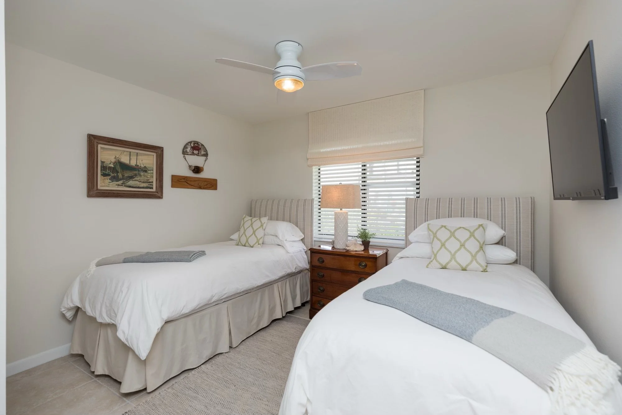 Upstairs bedroom (twin beds)