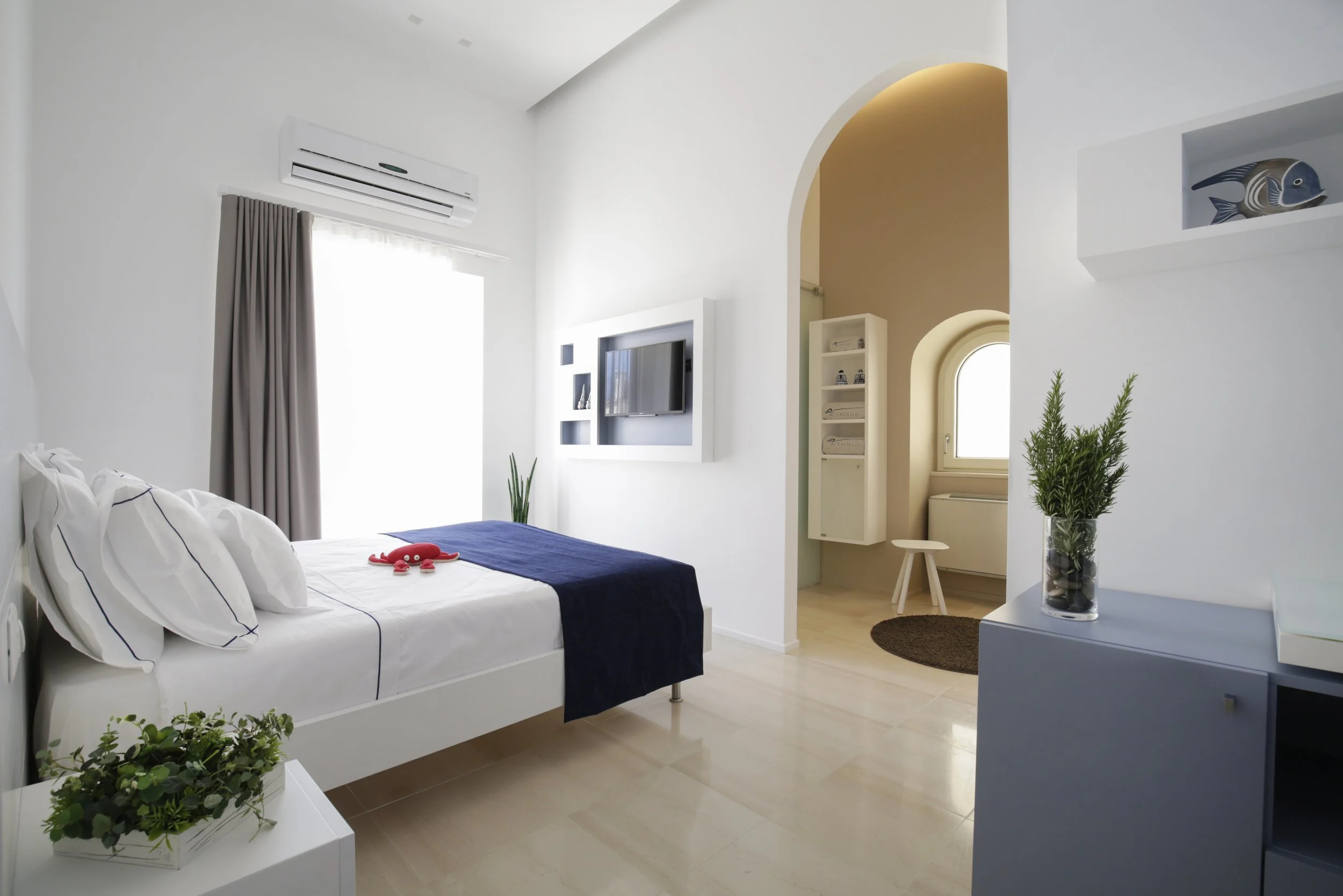 Luxury guest room at Al Castello Relais. Symbolizes Virginia Ragni’s expertise in high-end asset management, operational excellence, and maintaining 5-star brand standards in heritage properties.