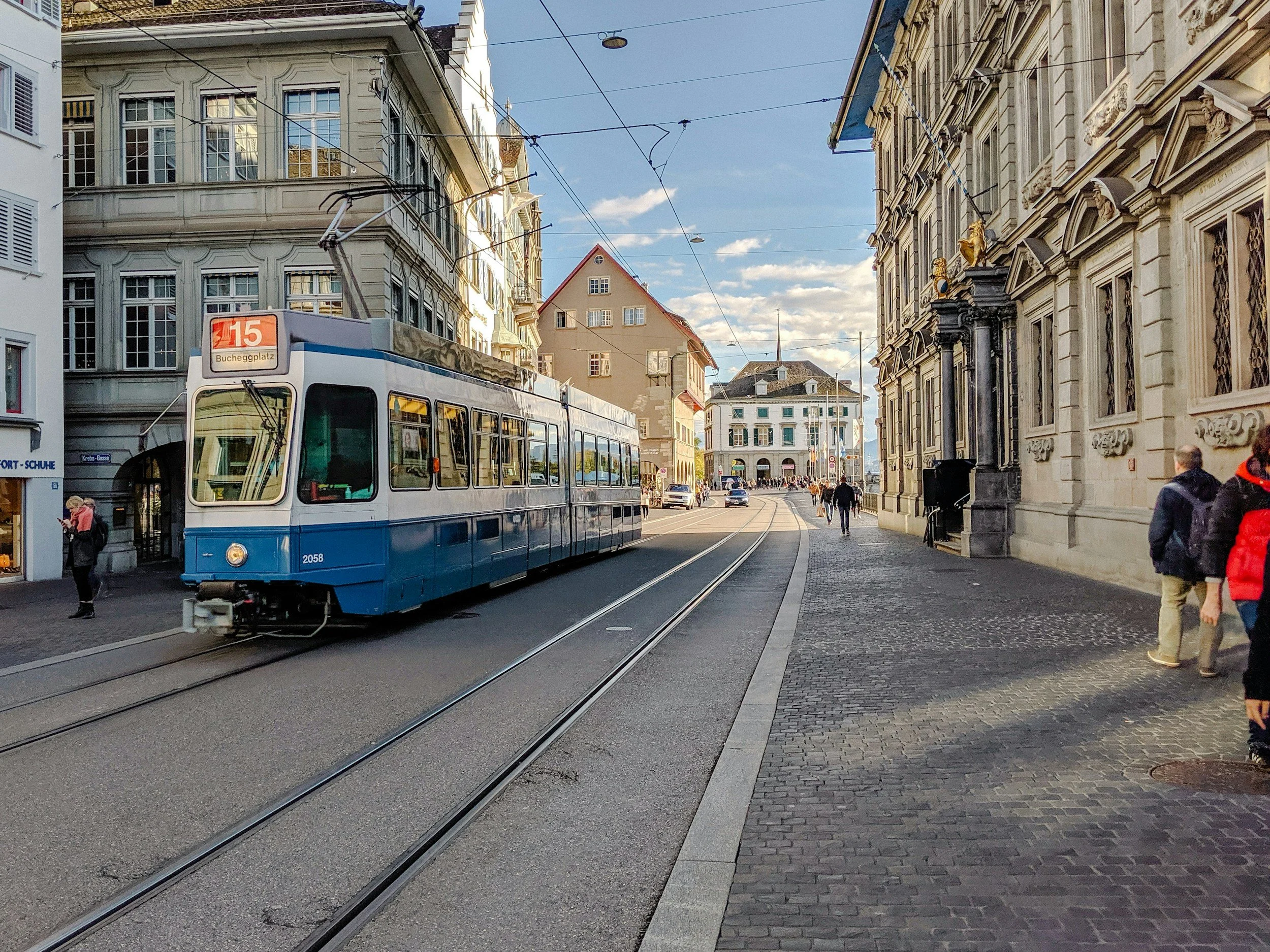 A Zürich tram representing the Swiss reliability, punctuality, and local operational excellence of Virginia Ragni’s Project Management portfolio.