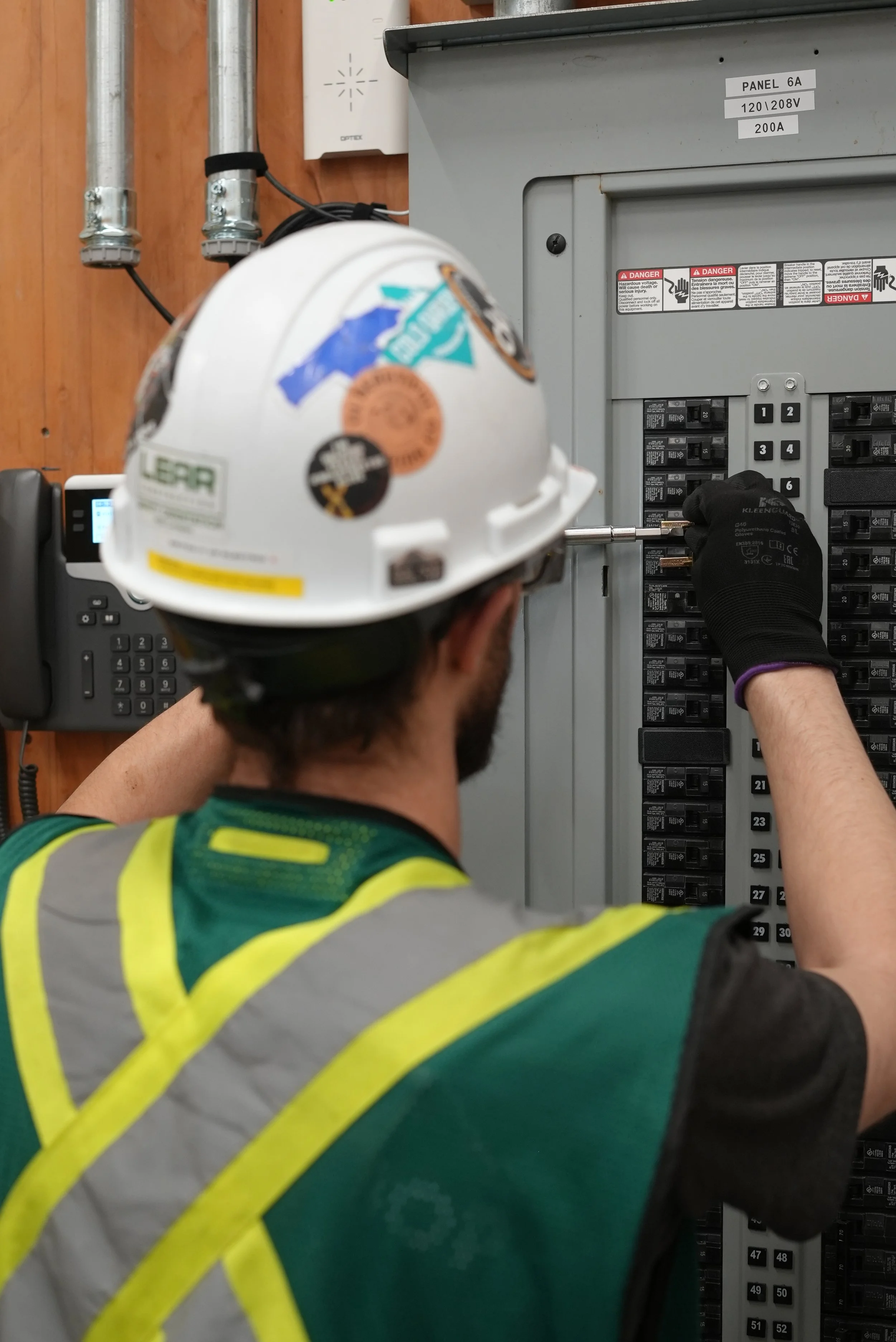 How to Choose a Licensed Electrician in Calgary