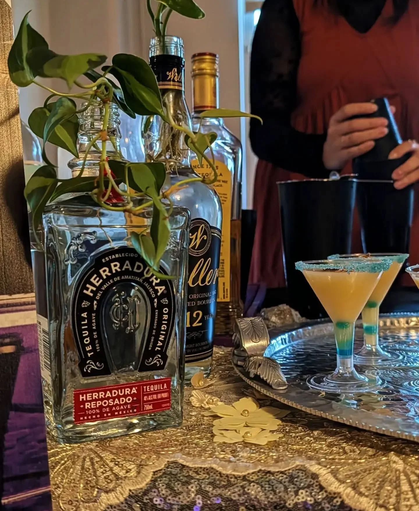 🔹🔹Some still shots from this year's ARTINI! We had a wonderful time, met wonderful people and the Art work we were paired with by Amy Williams won Peoples Choice Artwork 💙  Speaking of MARTINIS - it's Martini Night!! Every Thursday our PREMIUM han
