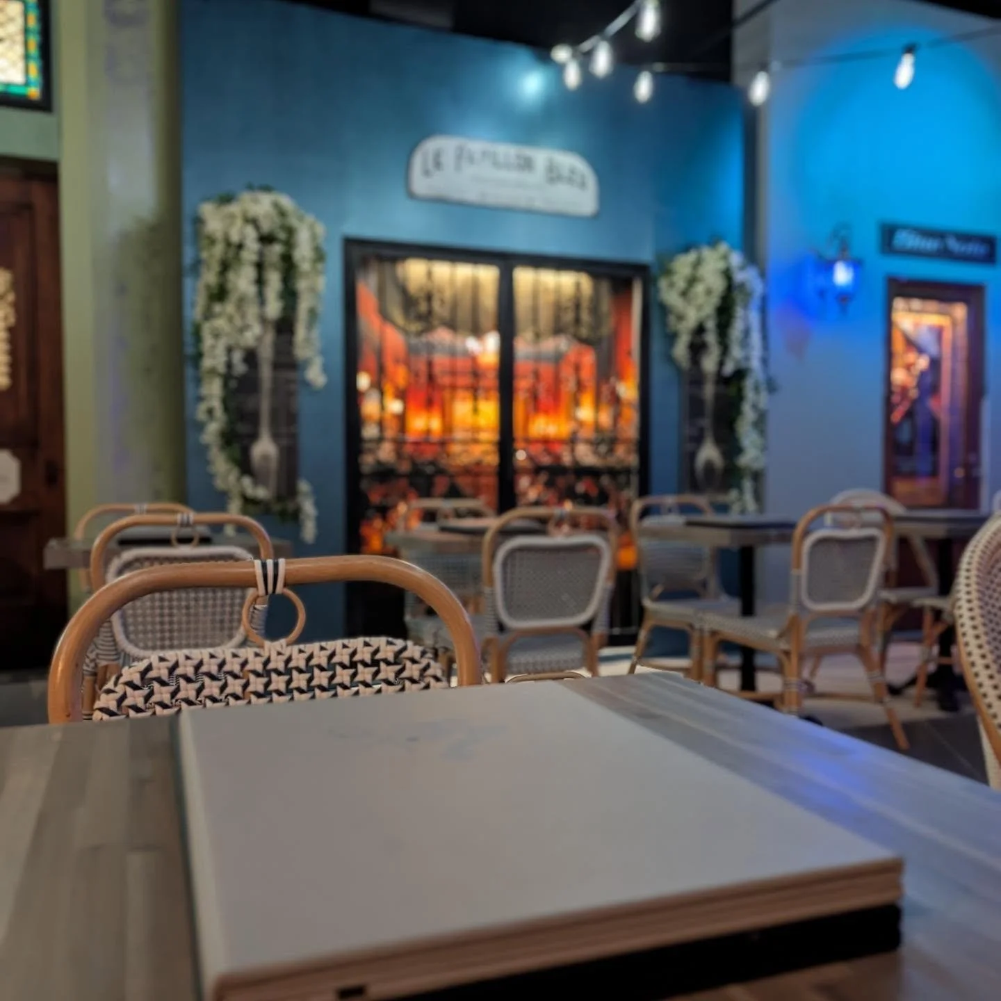 🔹🔹Dashing details at the Speakeasy! At Whisperz we are committed to perfecting every detail. Come check out our new EXPANSION, our phenomenal new menu, and dance the night away! 💙