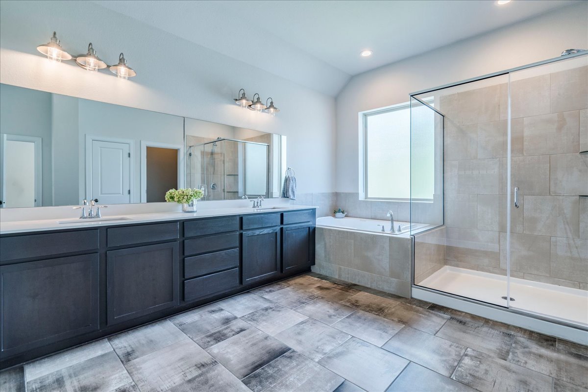 19-19masterBath.jpg