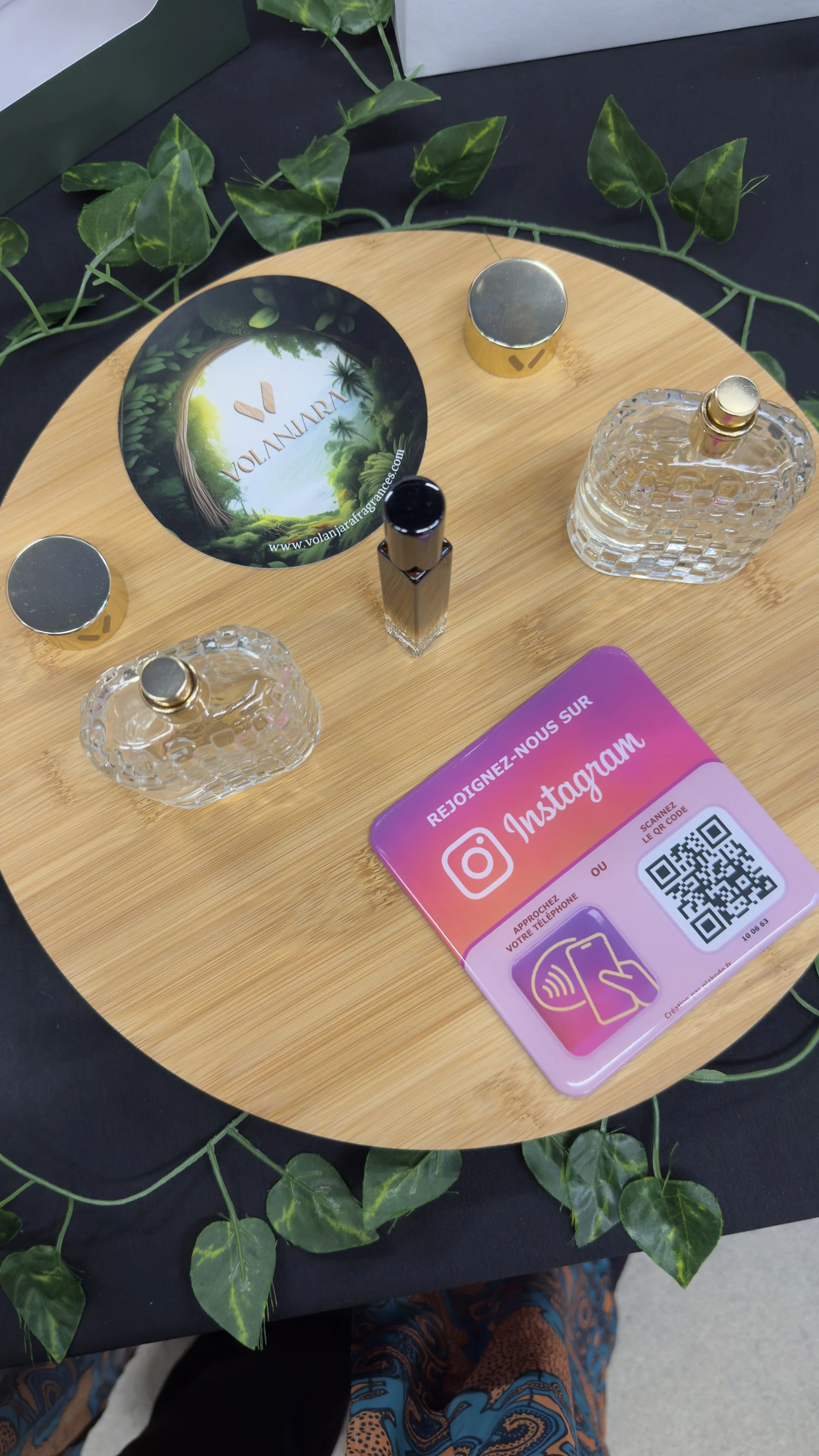 STAND VOLANJARA EN SALON PROFESSIONNELS NHA PARIS 2026 AVEC LA PLAQUE INSTAGRAM DE VOLANJARA FRAGRANCES