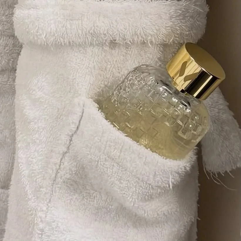 Volanjara la nomade se glisse partout avec vous&hellip;

Apr&egrave;s la douche ou le bain, une bonne cr&egrave;me hydratante de type beurre de Karit&eacute; de chez @afriqueterecosmetics sur tout votre corps et l&agrave; votre parfum est pr&ecirc;t 