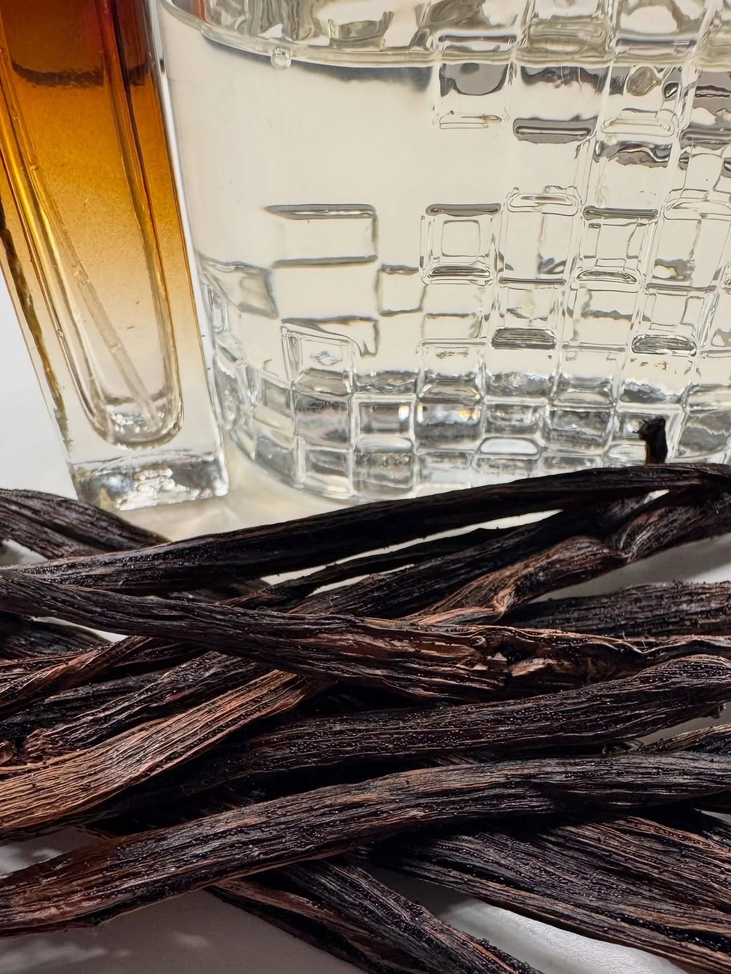 Note de fond&hellip;. Mes origines, ma terre, mes anc&ecirc;tres, ma maman, mon essence&hellip;. La Vanille de Madagascar 🇲🇬 

#vanille #madagascar #malagasy #origine #notedefond #parfum #senteur #note #nature #luxury