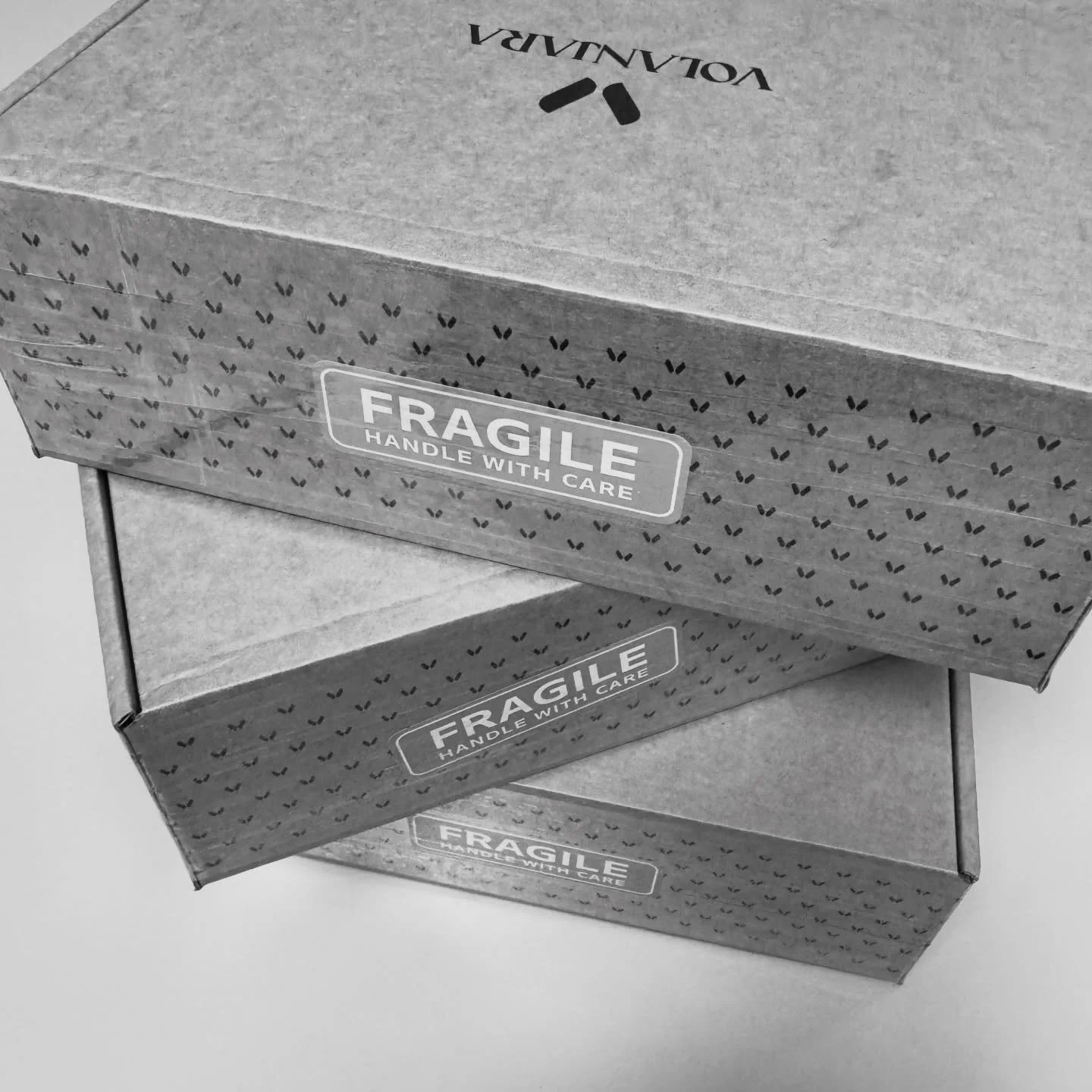 📦 Chaque commande est soigneusement emball&eacute;e et personnalis&eacute;e dans un packaging &eacute;cologique, &eacute;l&eacute;gant et s&eacute;curis&eacute;. Comprenant, l&rsquo;Eau de parfum, Volanjara, nos flyers et un cadeau de bienvenue bio/