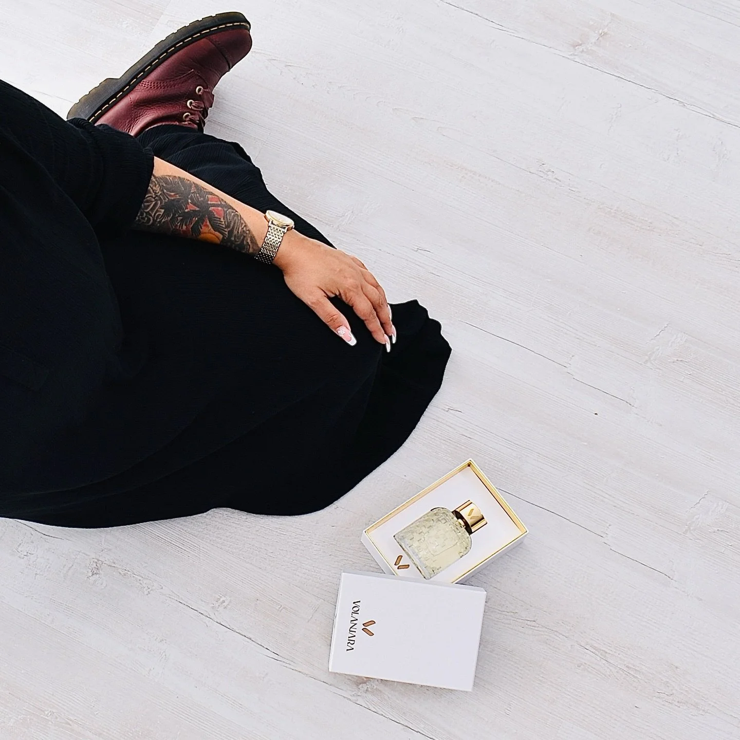 J&rsquo;ai cr&eacute;&eacute; un parfum pour les peaux, les histoires et les sensibilit&eacute;s qu&rsquo;on ne voit pas toujours dans la haute parfumerie. 
VOLANJARA, c&rsquo;est votre cocon olfactif : un parfum chaud, r&eacute;confortant, fabriqu&e