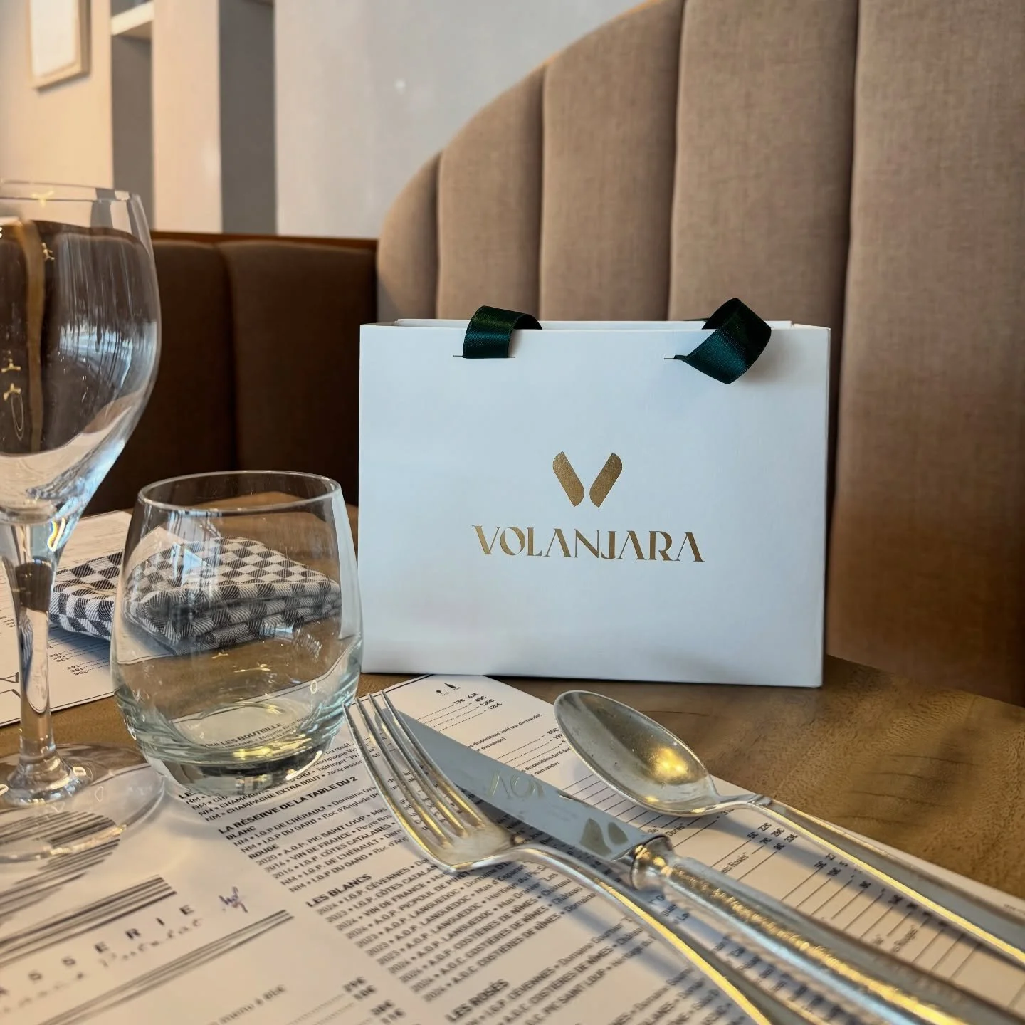 🌿 Le Coffret Prestige Volanjara livr&eacute; personnellement pour une invit&eacute; merveilleuse @scentifolia 
Sans &ecirc;tre pr&eacute;sent @nicolas_olczyk arrive toujours &agrave; connecter les bonnes personnes sans le vouloir 😅 

Merci pour ce 