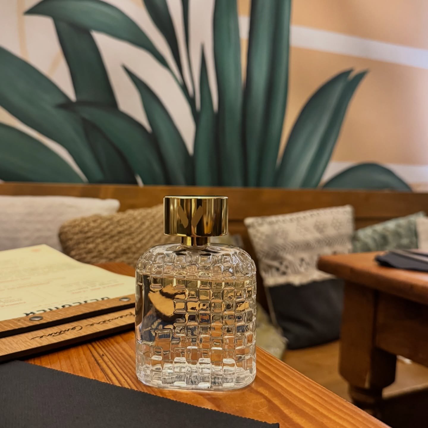 🗣️ Petite parenth&egrave;se d&rsquo;artisans:  Ou si vous nous connaissez, petit coup de gueule fasse &agrave; l&rsquo;inondation d&rsquo;images IA dans notre secteur de la parfumerie notamment celle de la niche. 📸 Photographier son produit, c&rsqu