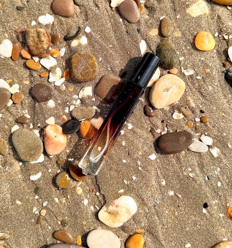 Vip Sample Volanjara sur du sable d'une plage du Sud de la France