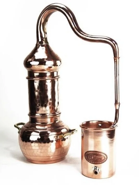 💡 LE SAVIEZ-VOUS ? Tout &agrave; commenc&eacute; avec un alambic !
 
🏺Invent&eacute; en M&eacute;sopotamie vers 3500 av. J.-C.,La technique s&rsquo;est ensuite r&eacute;pandue chez les &Eacute;gyptiens et perfectionn&eacute;e par les Arabes au Moye