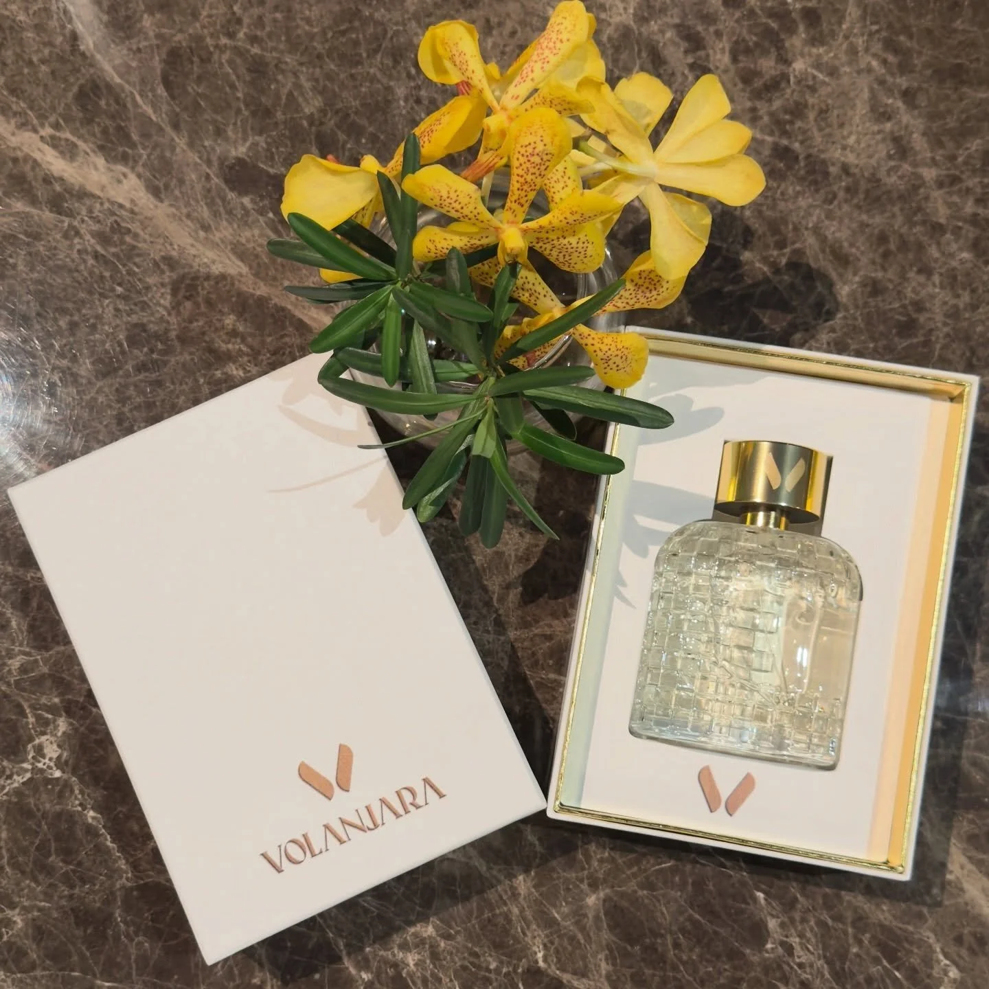 Arrivage du nouveau stock de notre coffret original de l&rsquo;Eau de Parfum Volanjara. -25% avec le code CLIENTJARA25 👉🏾 https://www.volanjarafragrances.com/le-cadeau-ideal

Livraison gratuite et facilit&eacute;s de paiement en plusieurs fois sans
