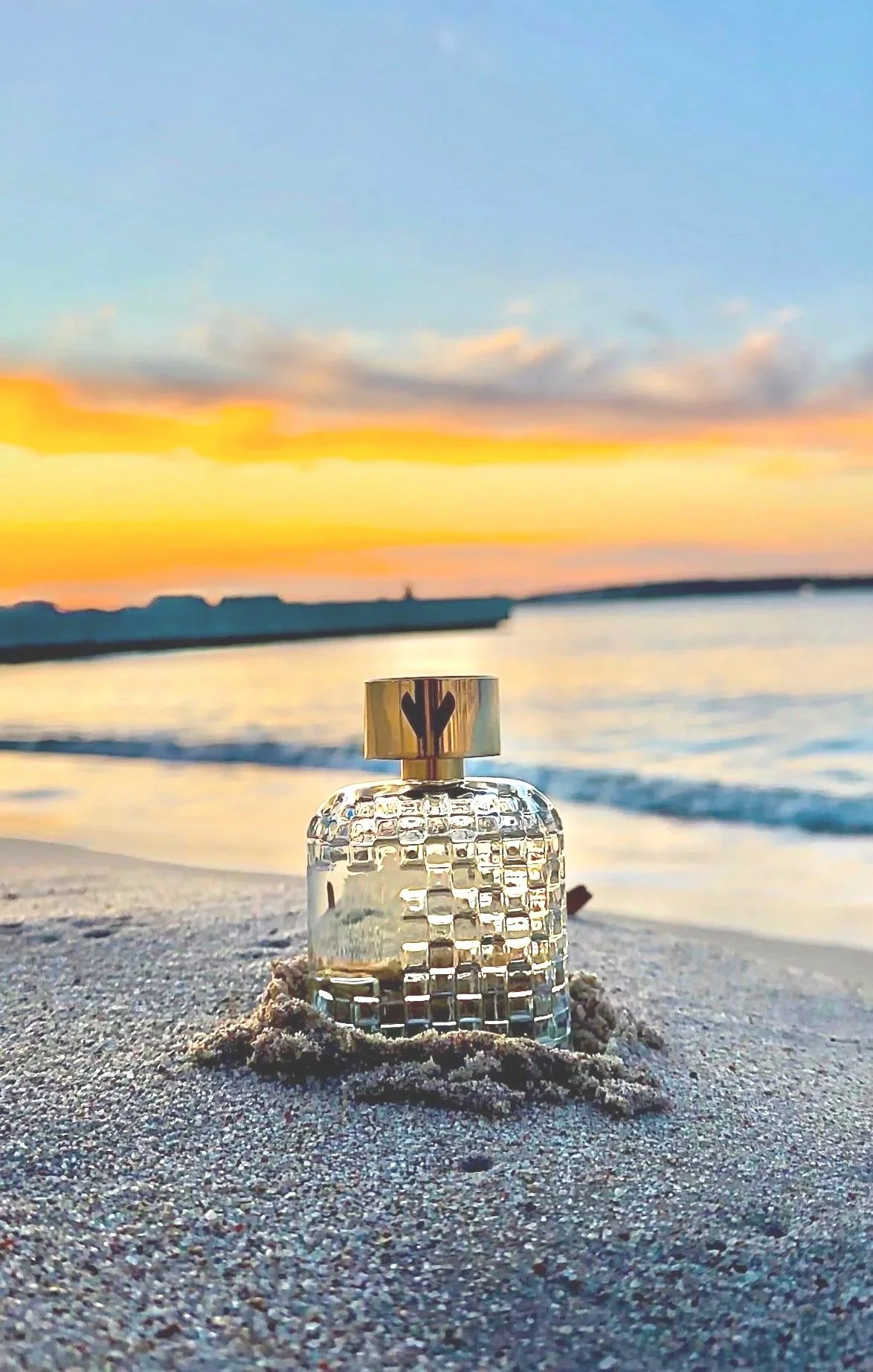 flacon eau de parfum Volanjara 100ml sur le sable de Cannes