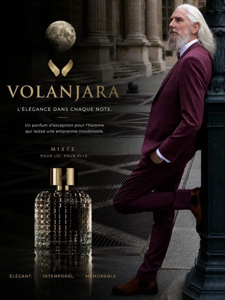 Egérie Mr Thierry Rocher, mannequin silver de renom à la fashion week, présentant l'eau de parfum Volanjara, avec des détails sur les notes, et le fait que se soit une fragrance mixte
