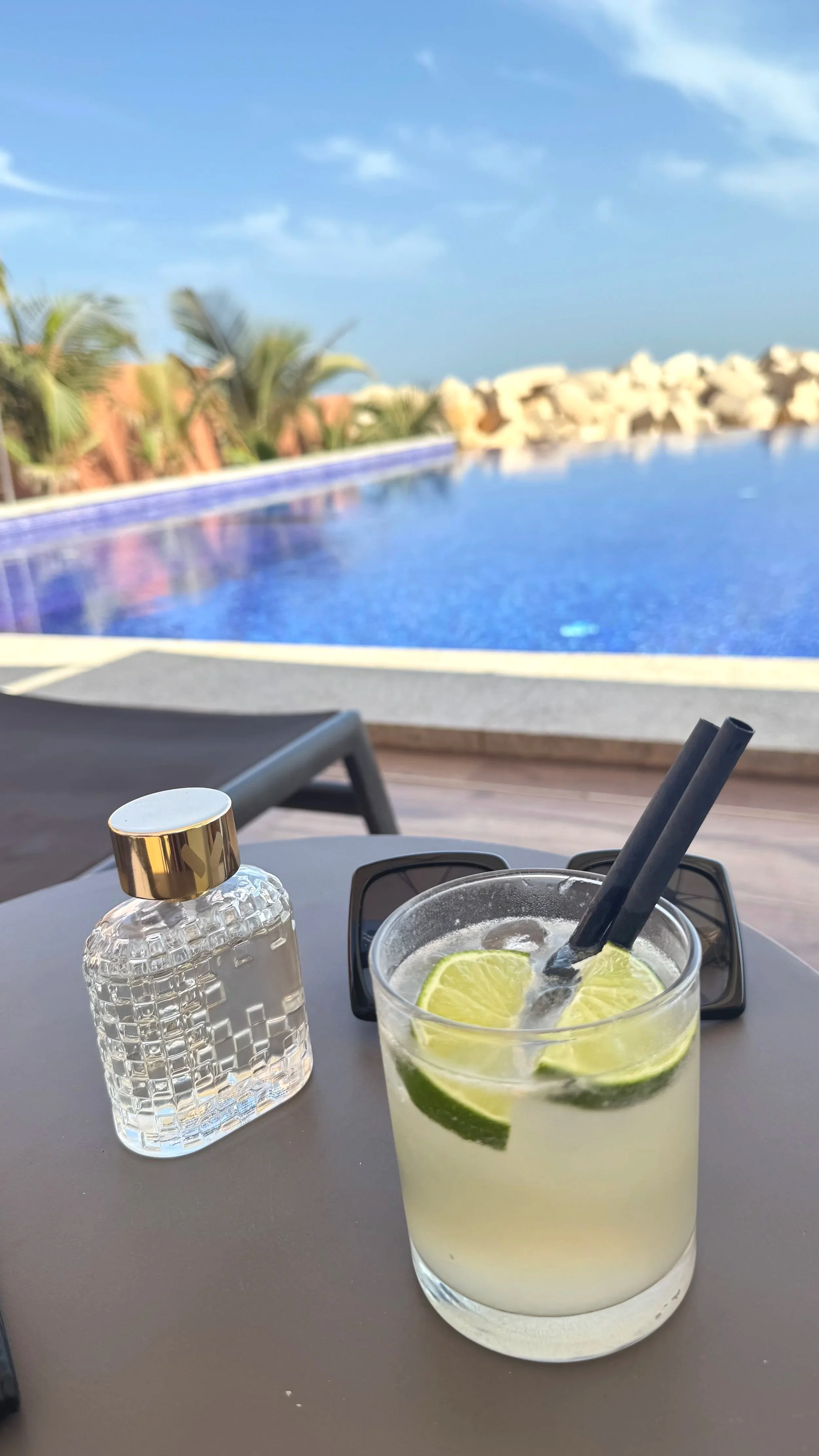 flacon eau de parfum Volanjara 100ml à la piscine à Dakar, Azalaï Hotel